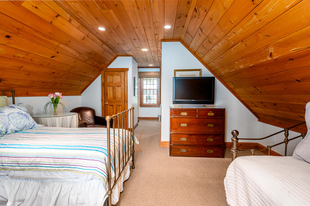 1016 W West Yarmouth Road, Yarmouth Port