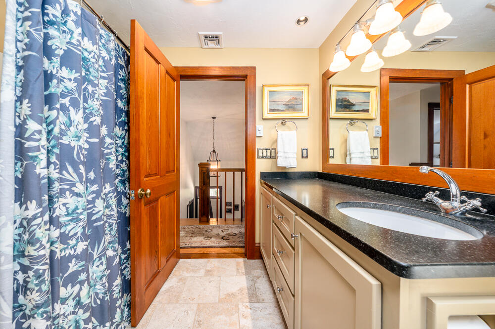 1016 W West Yarmouth Road, Yarmouth Port