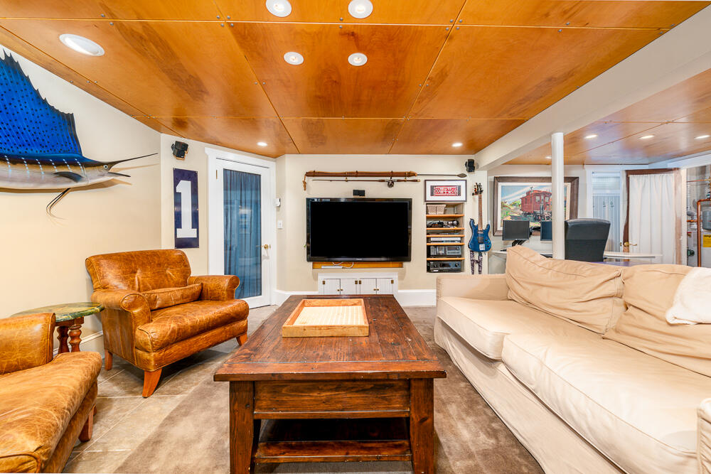 1016 W West Yarmouth Road, Yarmouth Port