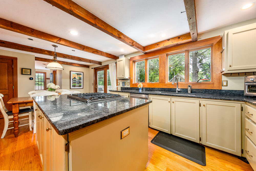 1016 W West Yarmouth Road, Yarmouth Port