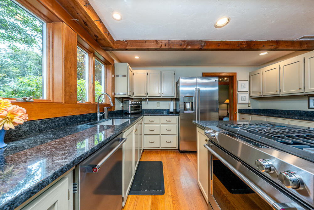 1016 W West Yarmouth Road, Yarmouth Port