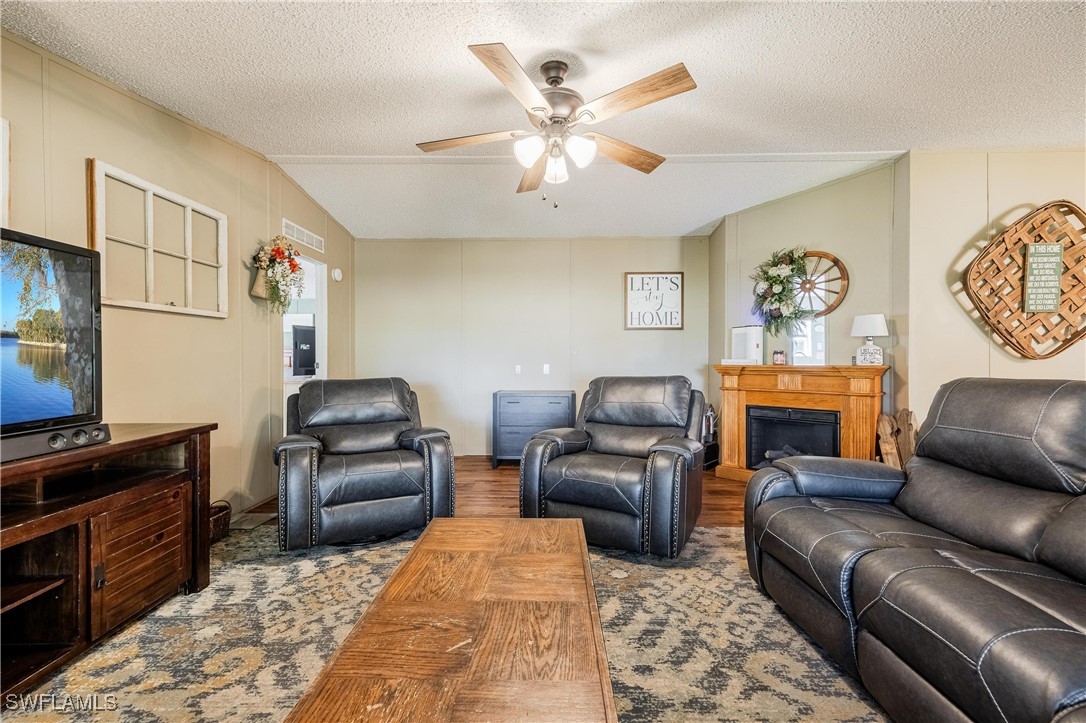 11211 Lazy Acres LN