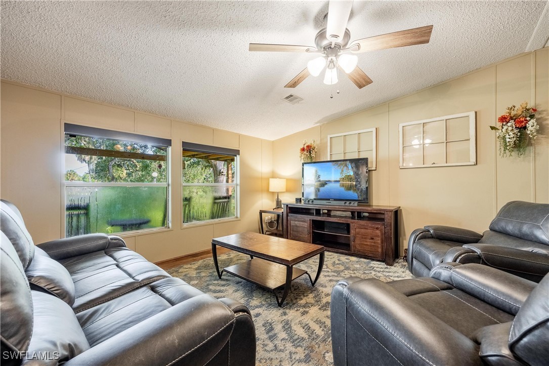 11211 Lazy Acres LN