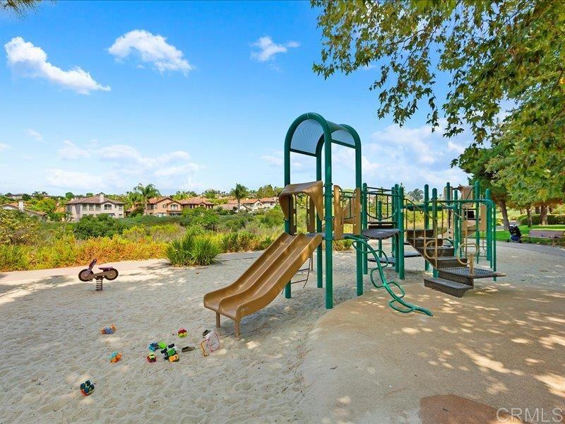 2381 Avenida Helecho