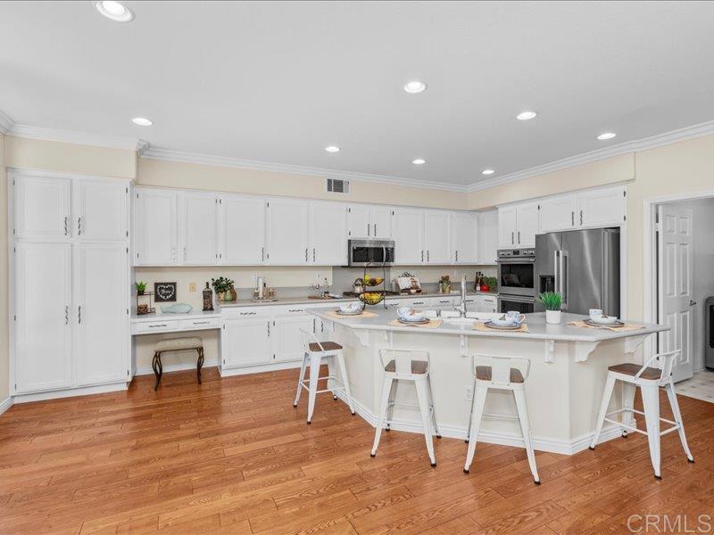 2381 Avenida Helecho