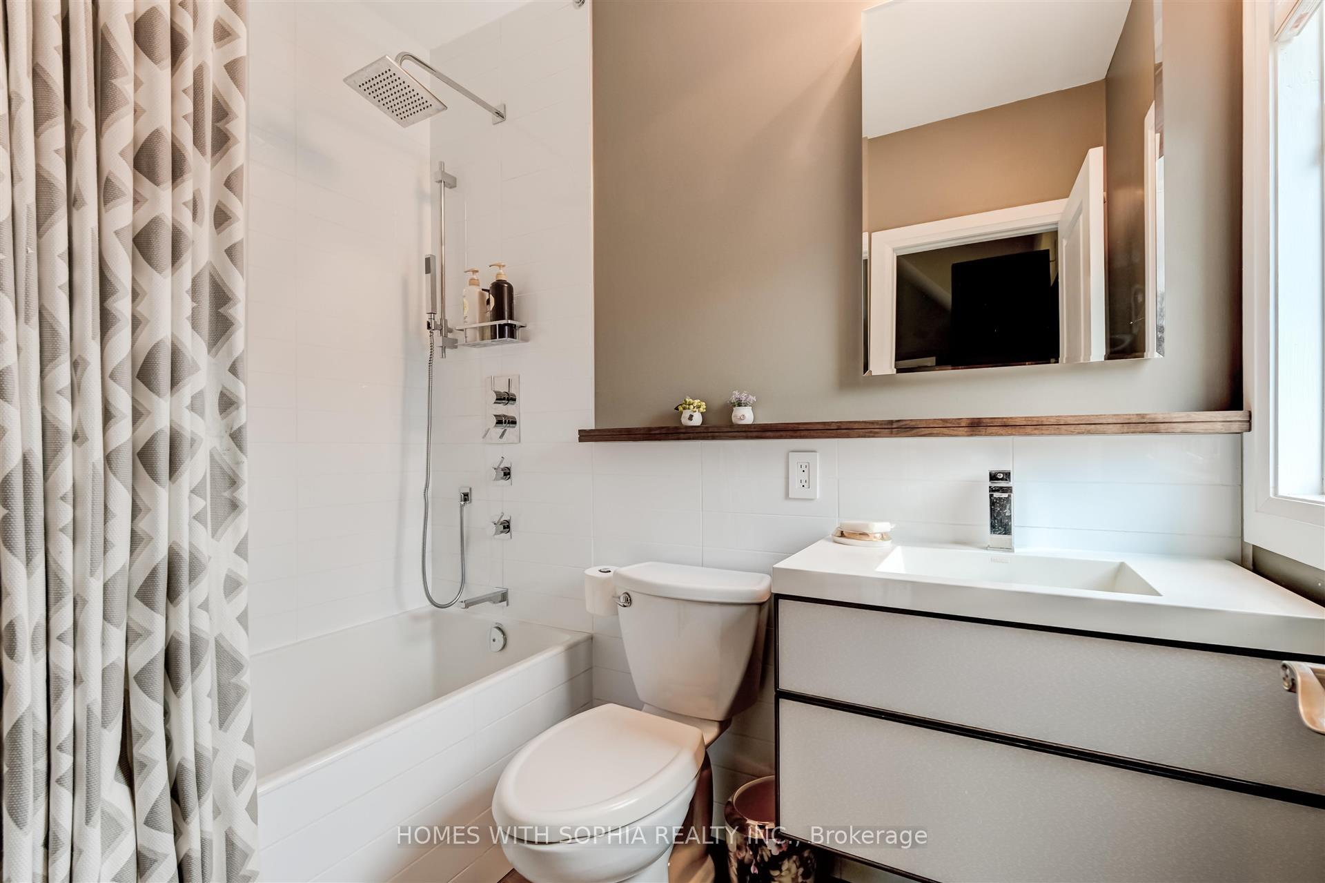 162 Glenvale Boulevard, Toronto C11
