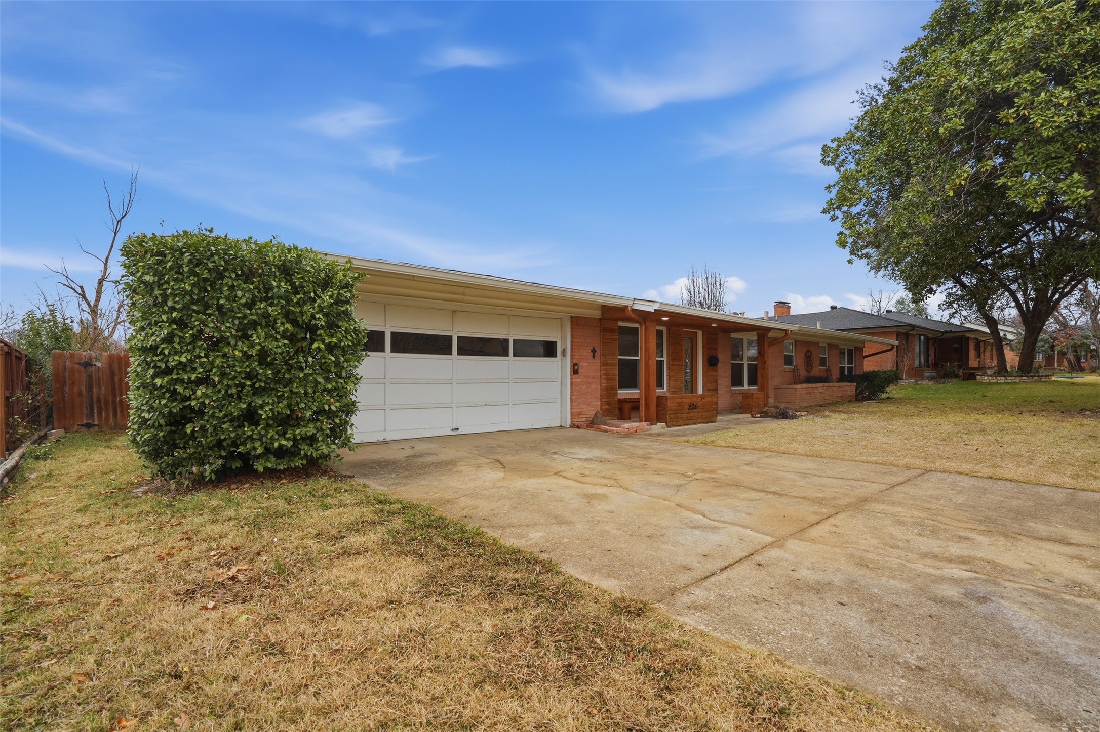 525 W Ridgewood Drive