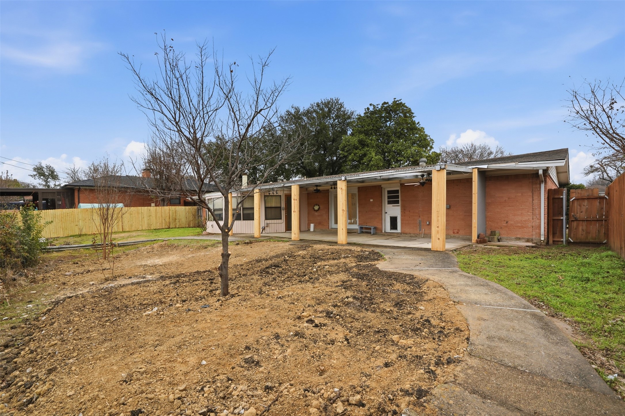 525 W Ridgewood Drive