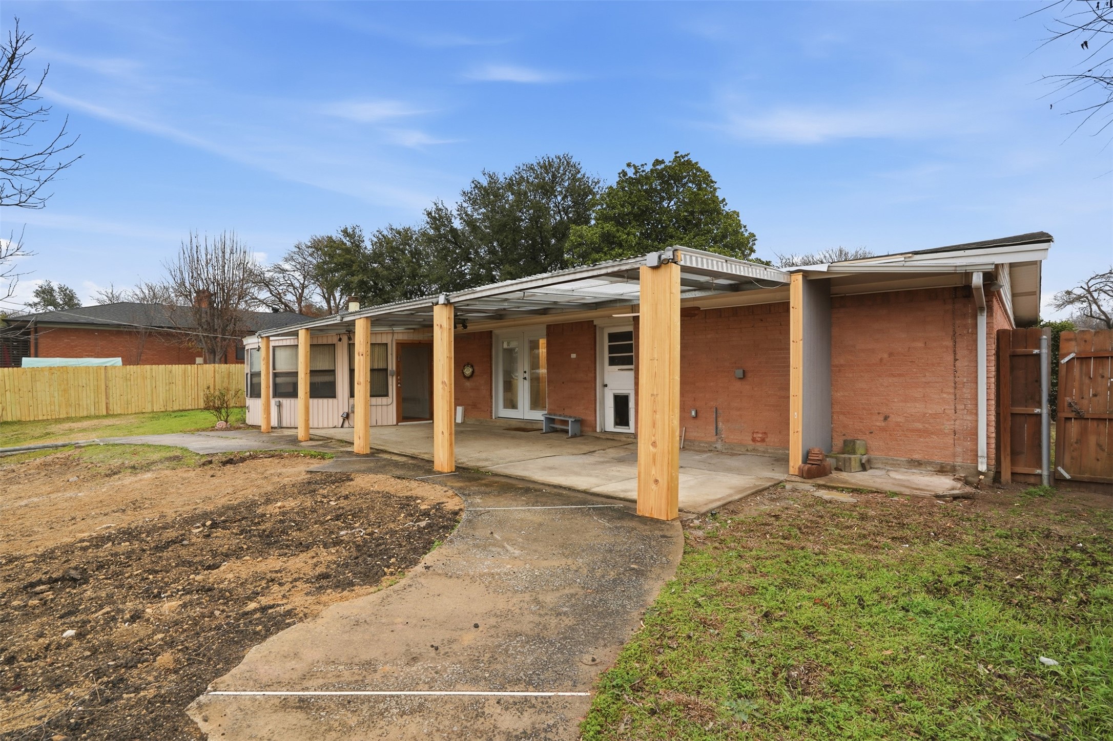 525 W Ridgewood Drive