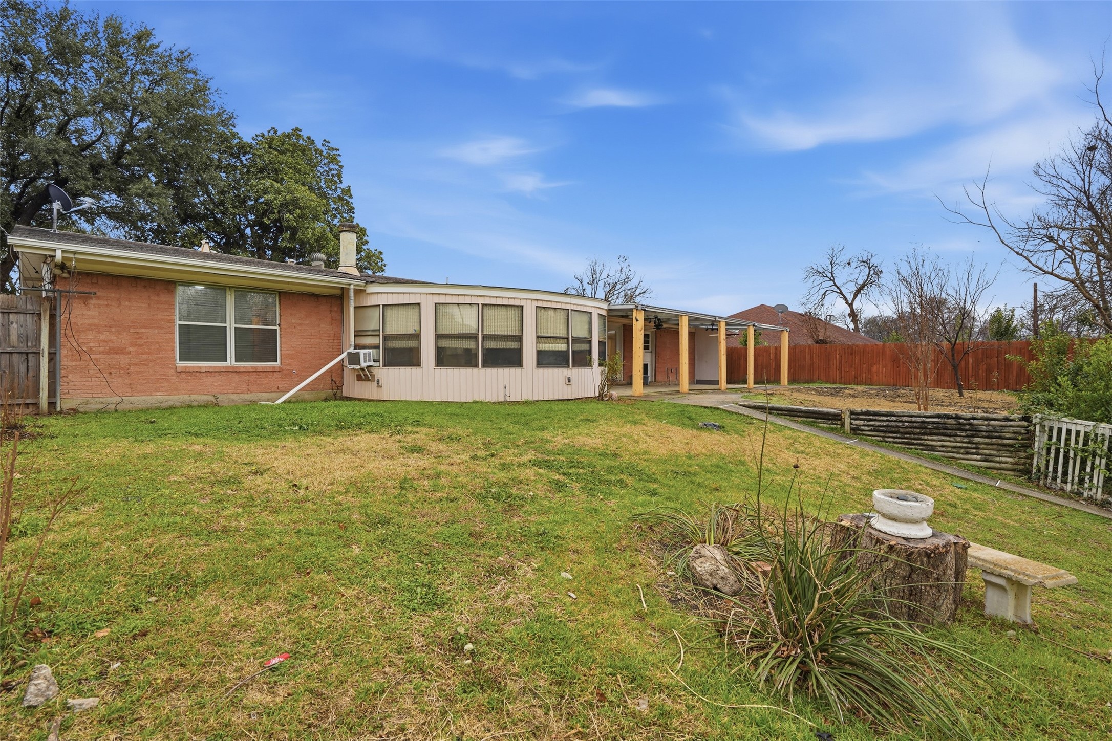 525 W Ridgewood Drive