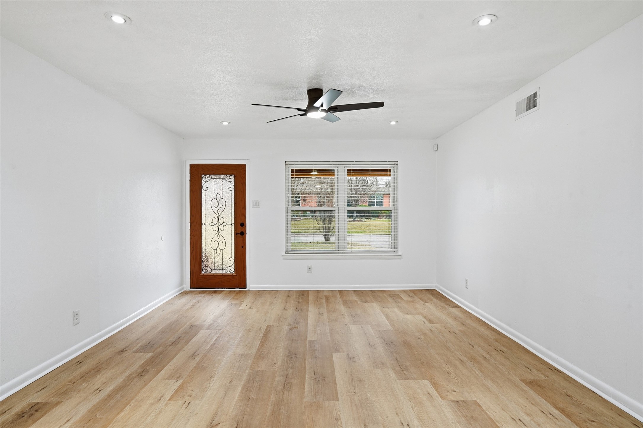 525 W Ridgewood Drive