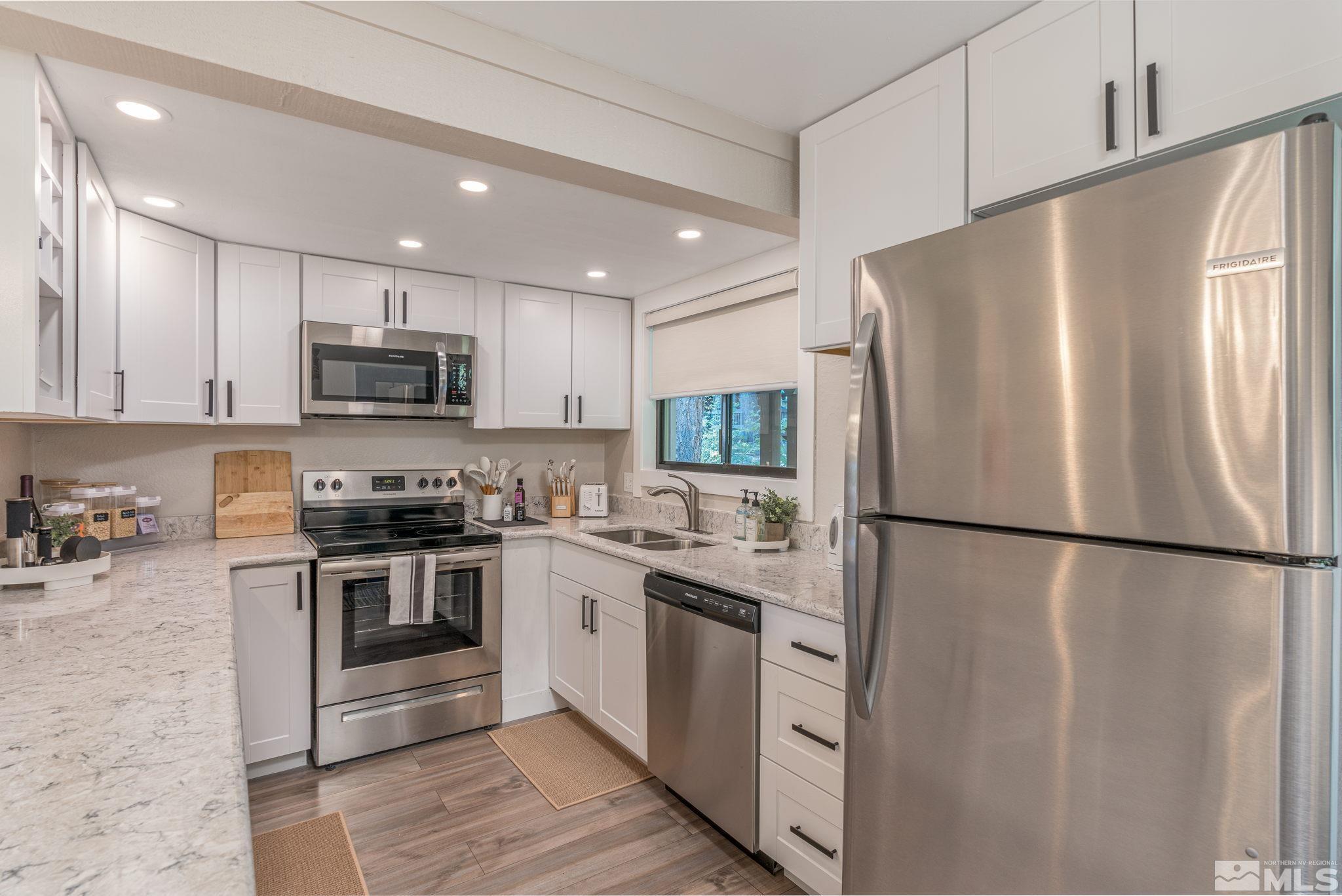 810 Alder Avenue, 52