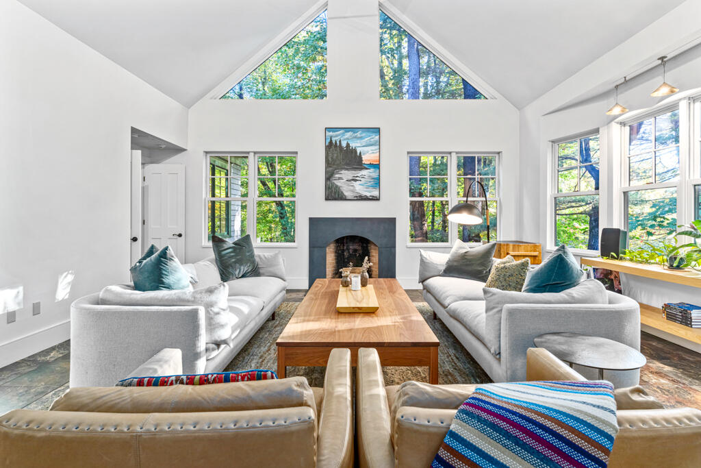 85 River's Edge Drive