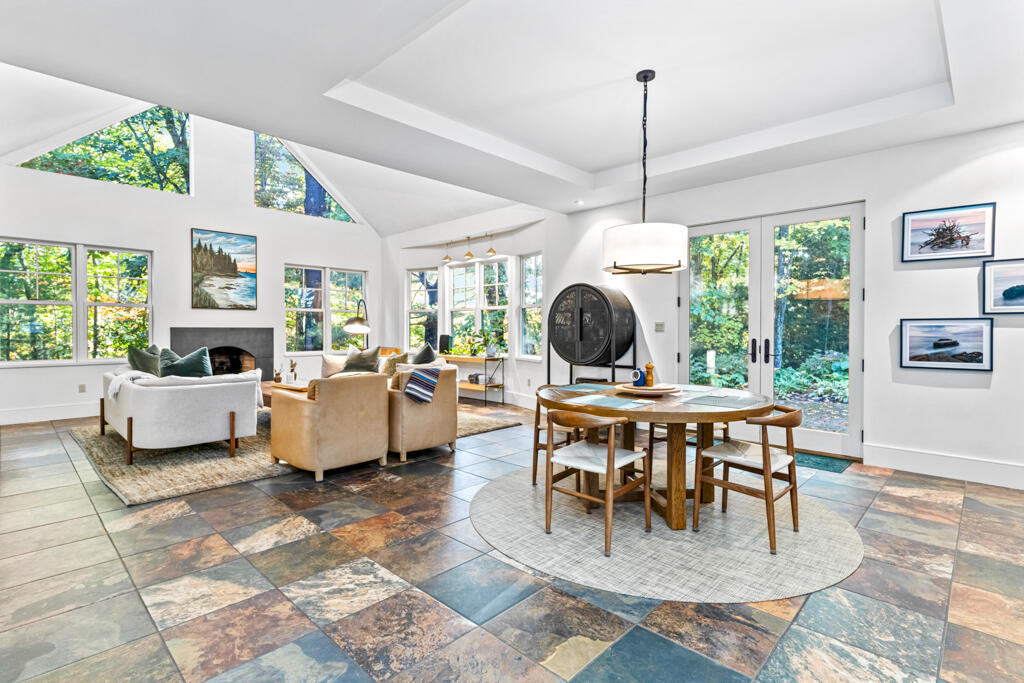 85 River's Edge Drive