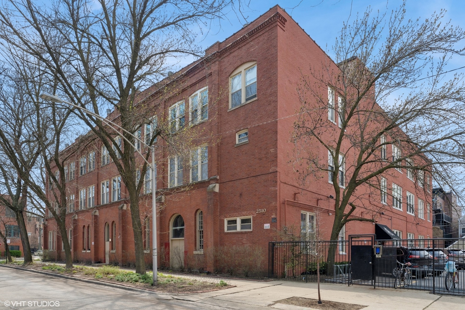 2510 N WAYNE Avenue Unit: 302