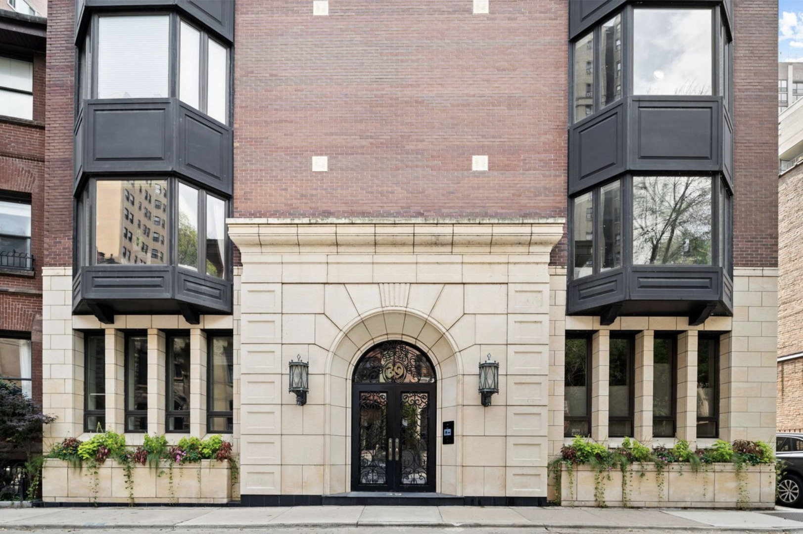 39 E Schiller Street Unit: 1E