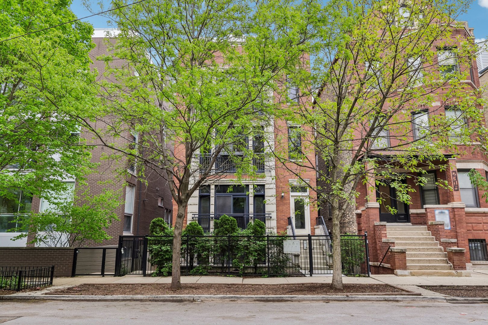 2319 N Leavitt Street Unit: 4