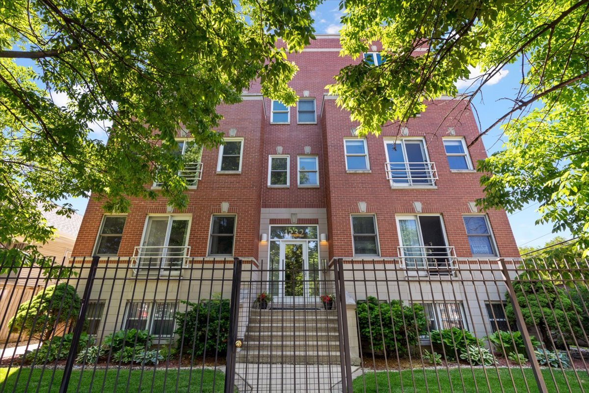4232 N Harding Avenue Unit: 2N