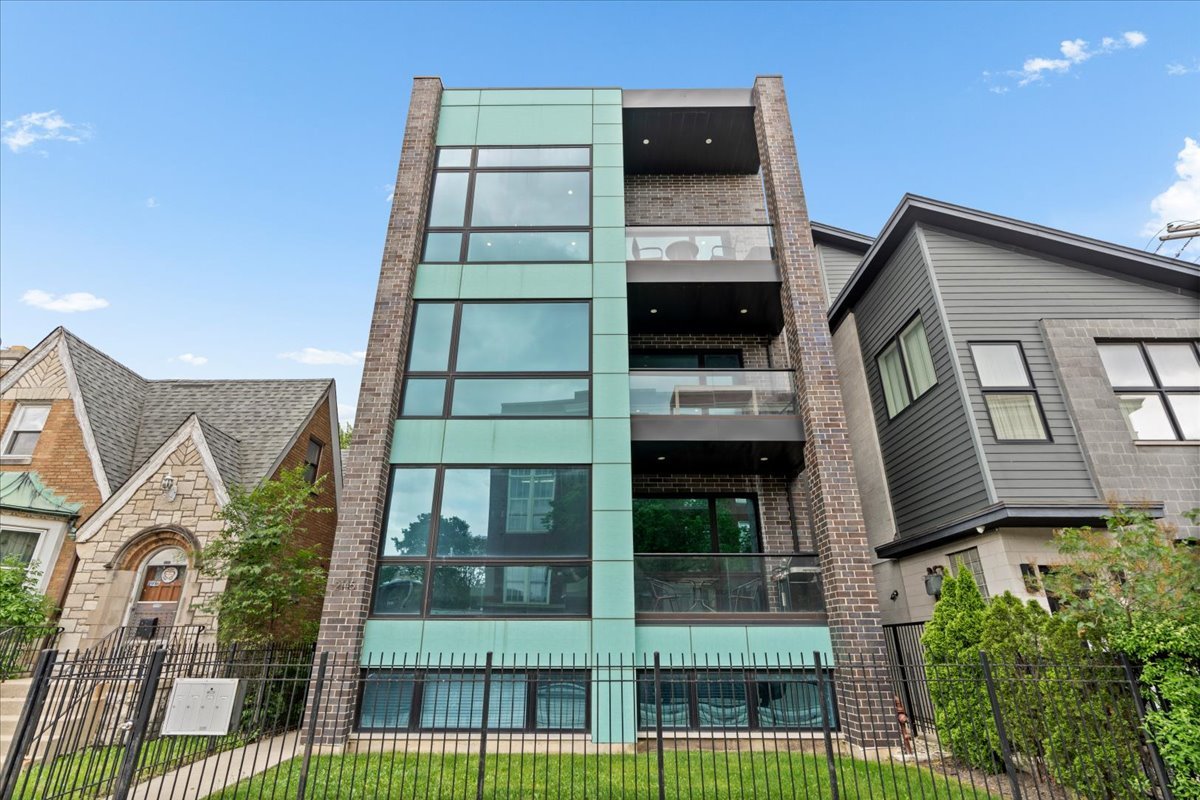 2145 W Augusta Boulevard Unit: 3PH