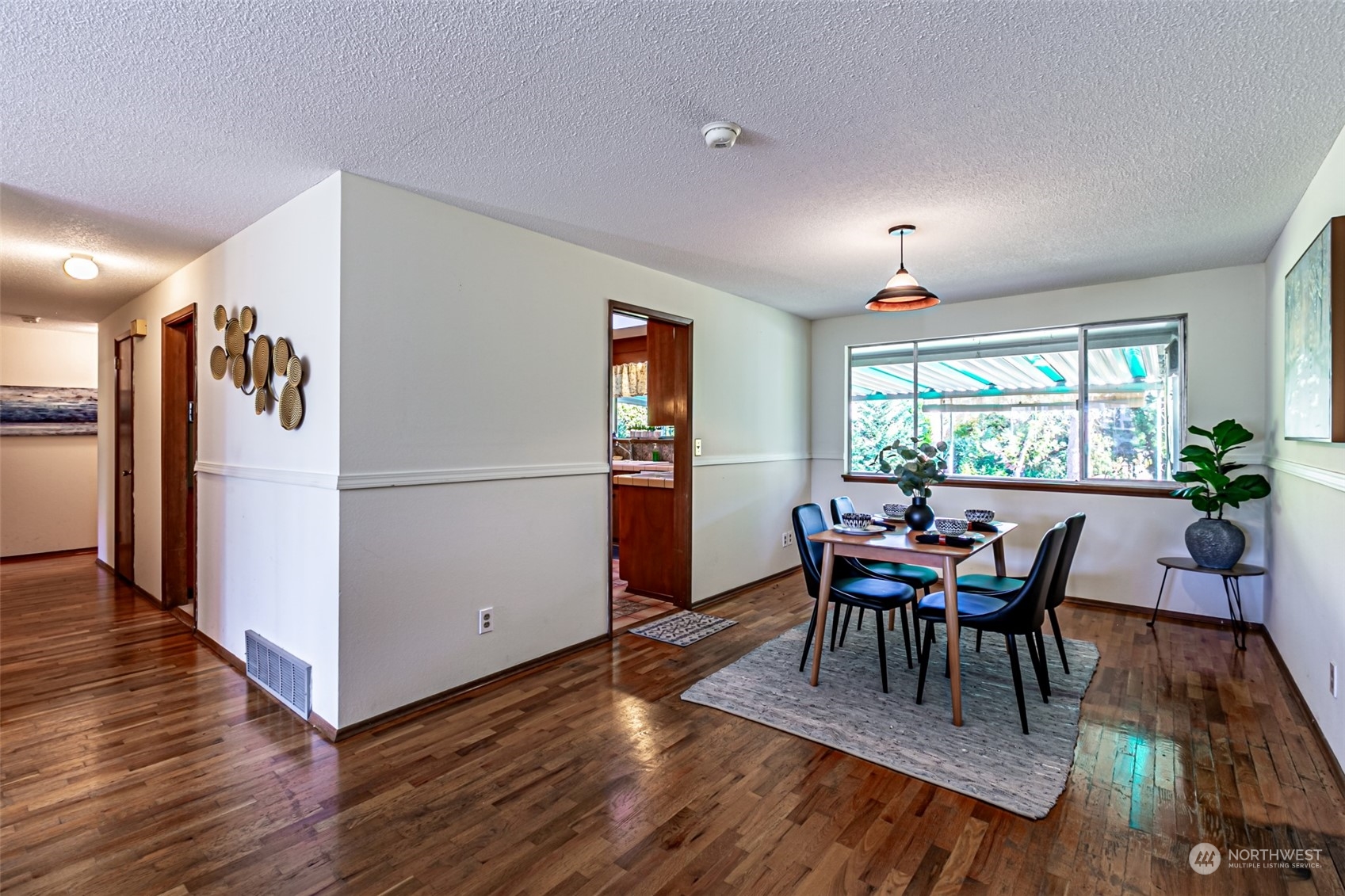 1807 N Vassault Street