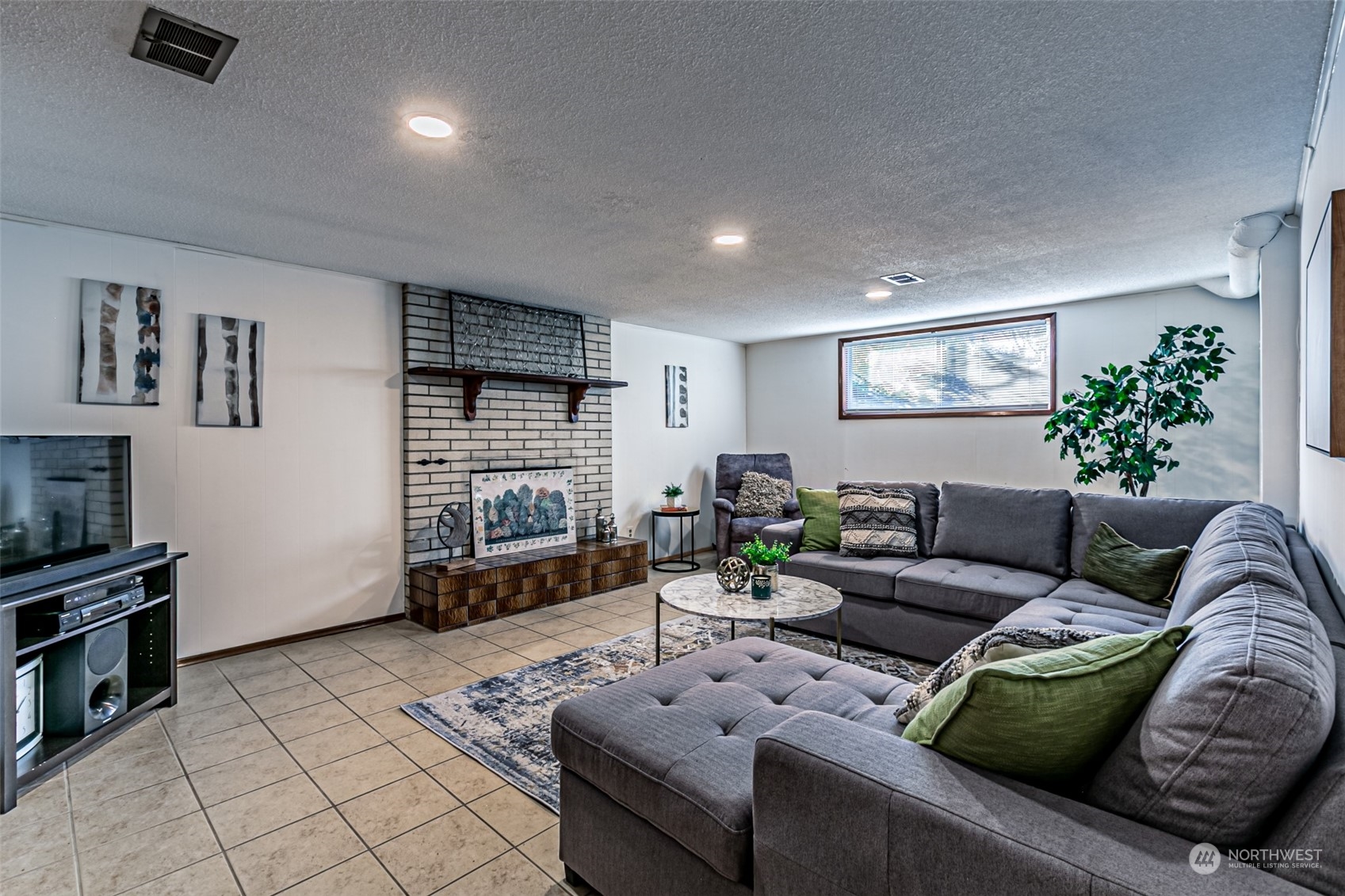 1807 N Vassault Street