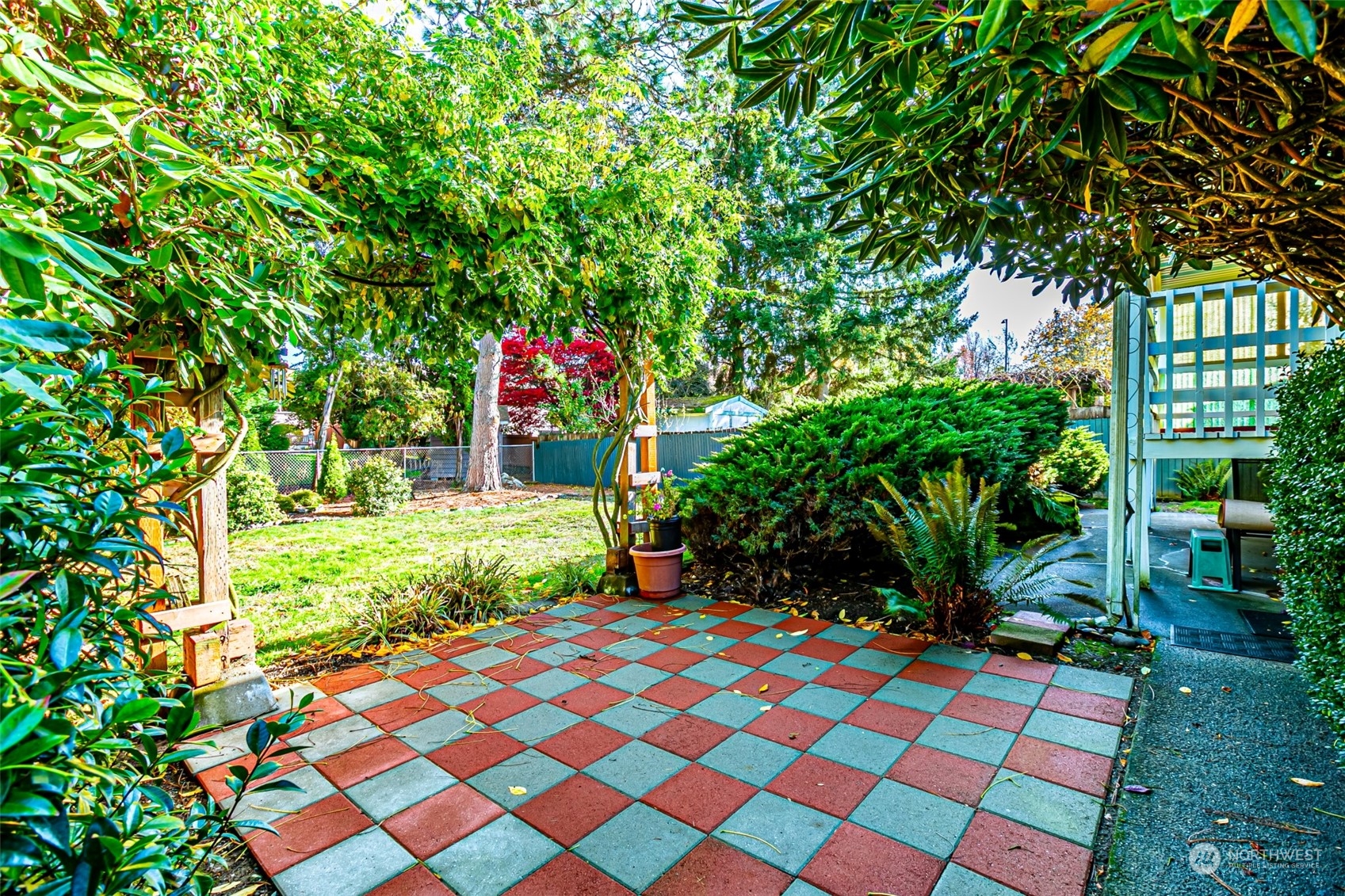 1807 N Vassault Street