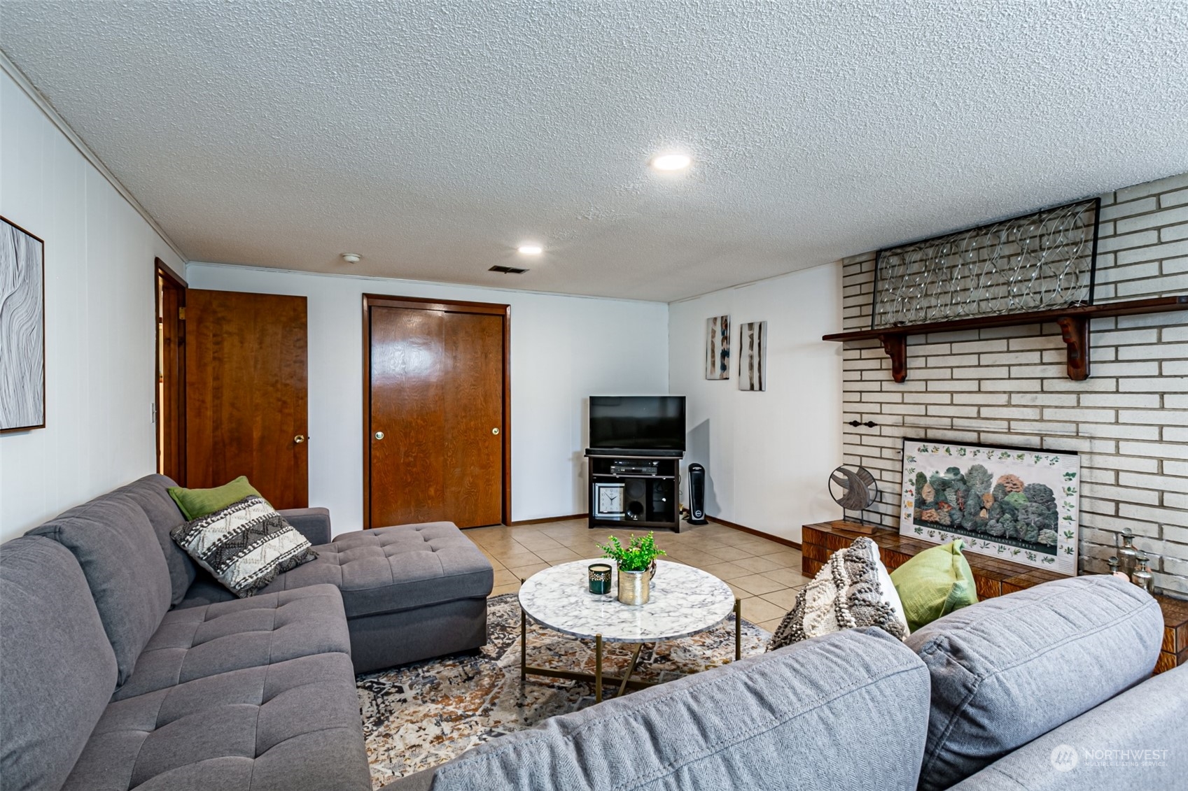 1807 N Vassault Street