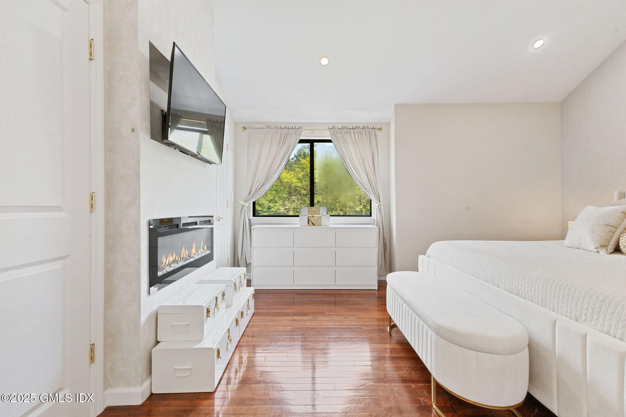 104 W River, 104