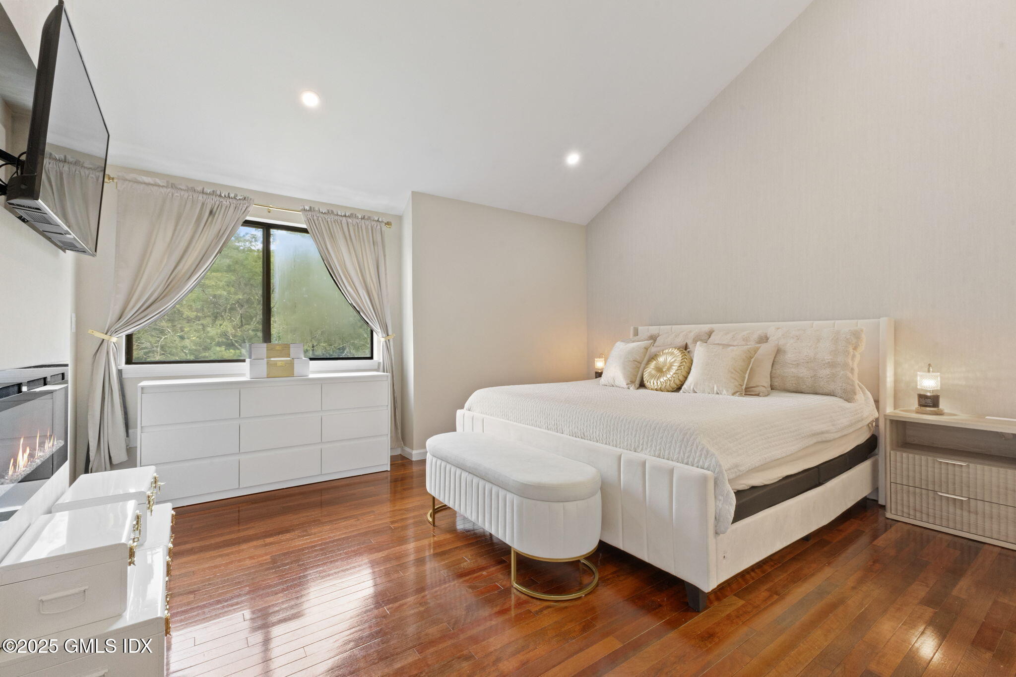 104 W River, 104