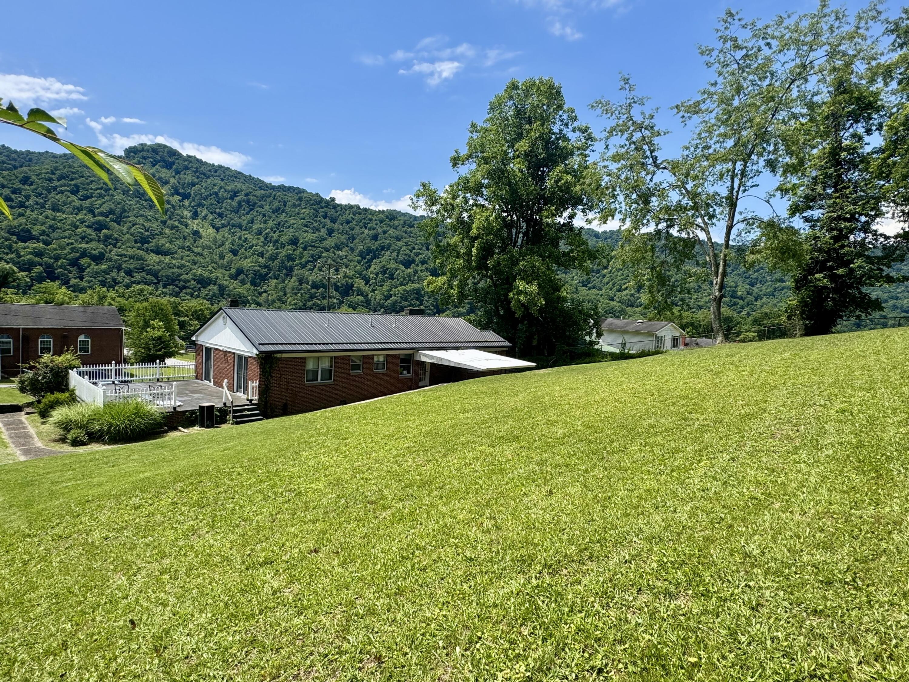 305 Riverview Dr