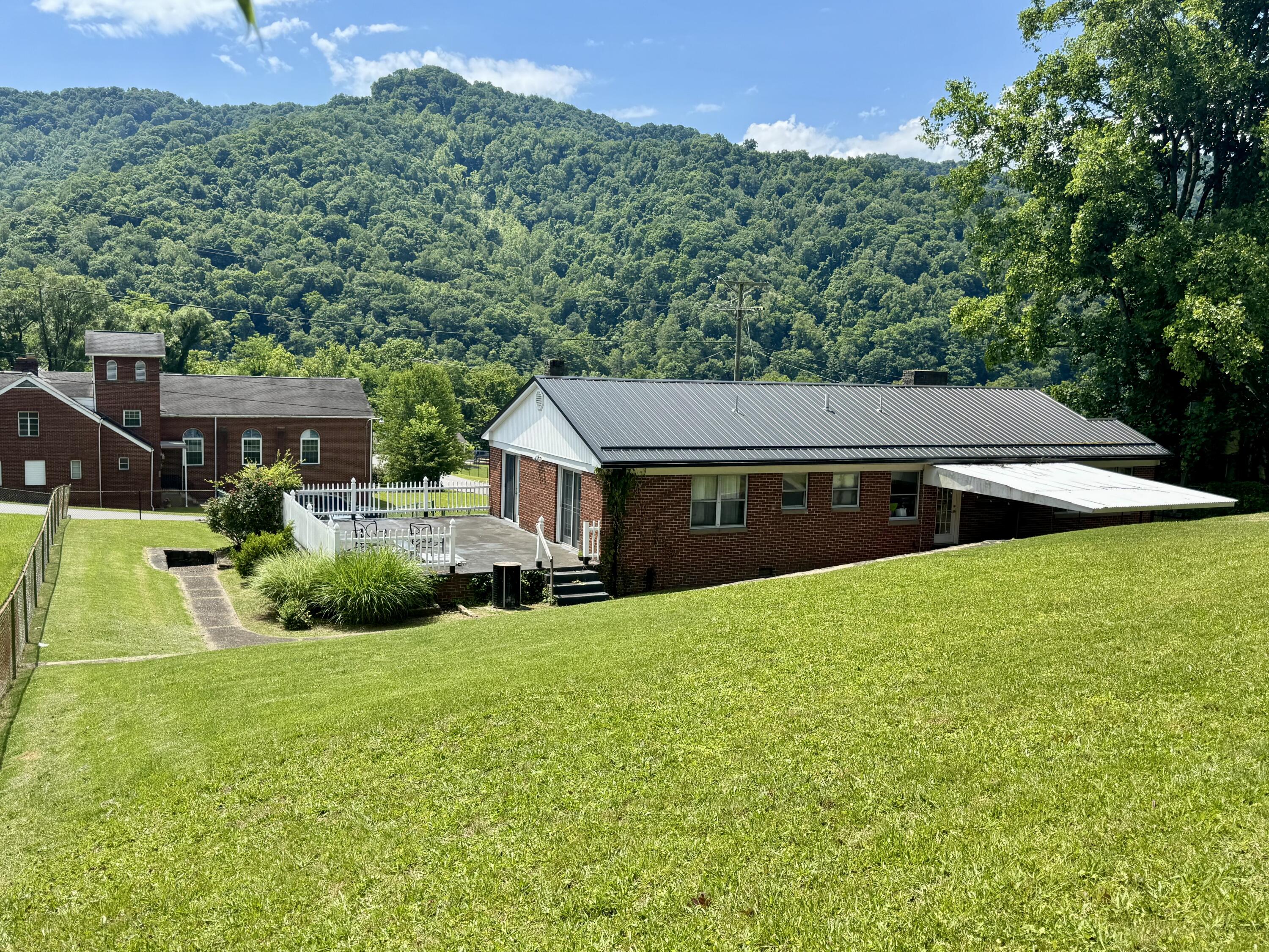 305 Riverview Dr