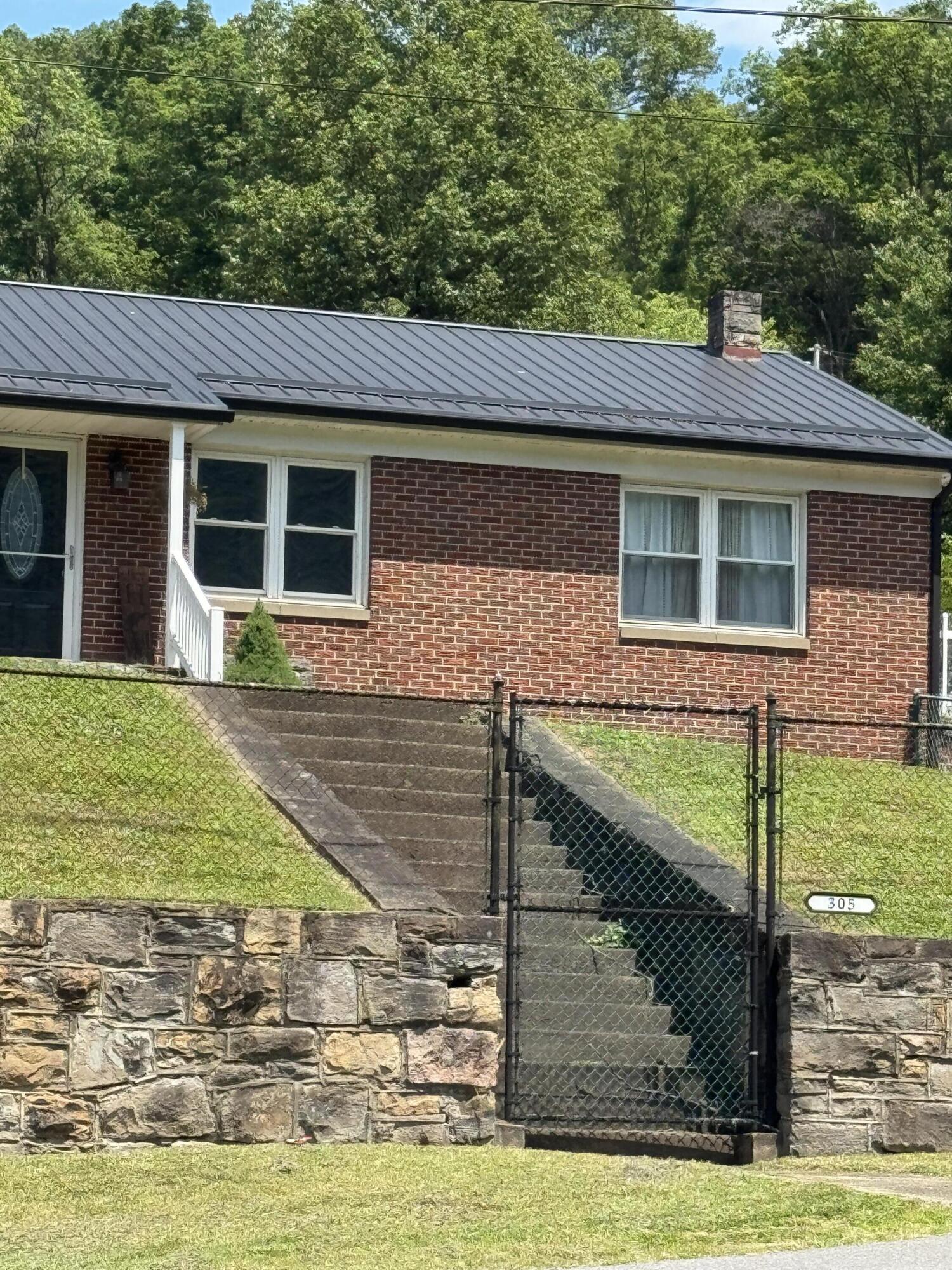 305 Riverview Dr