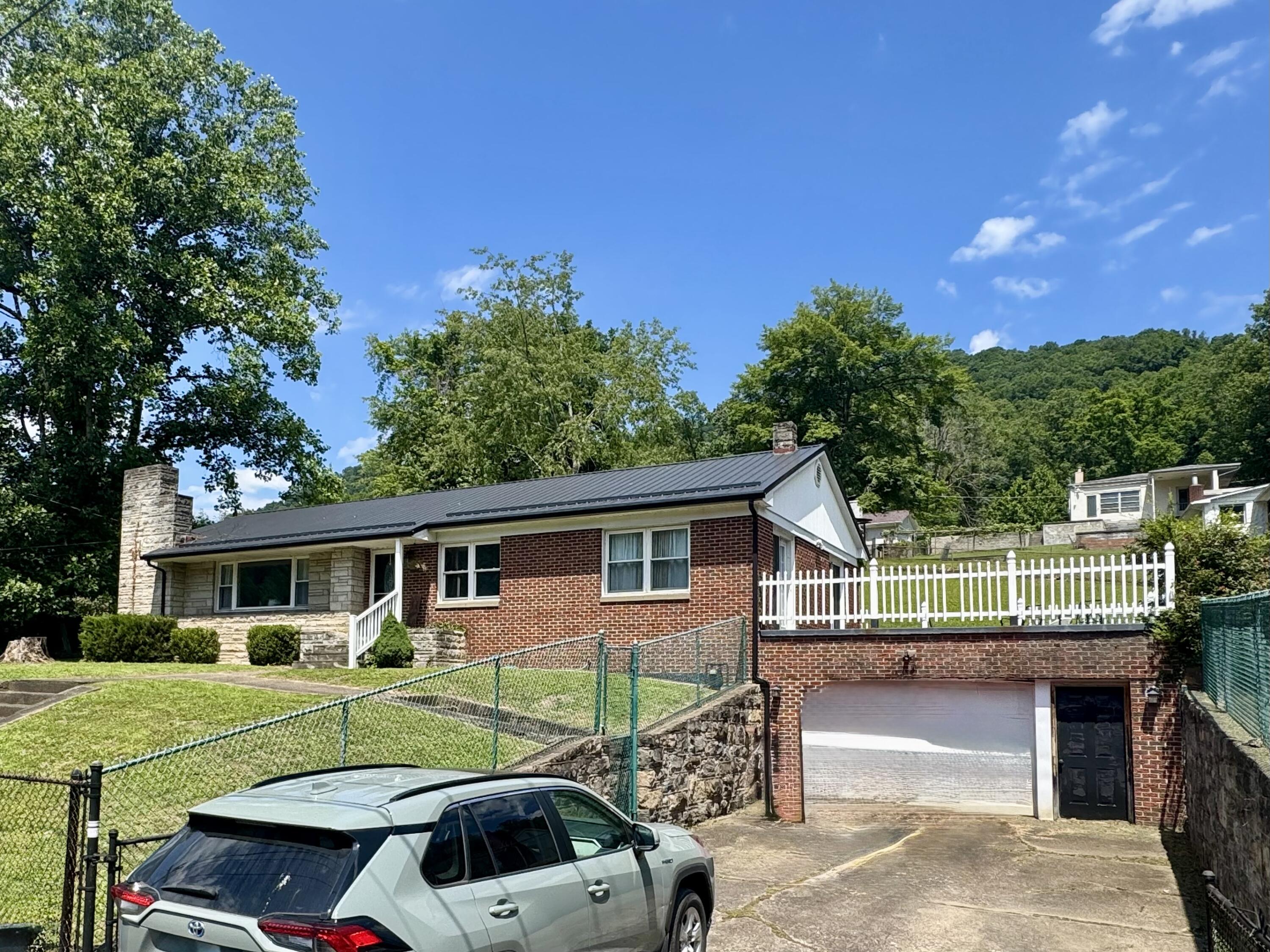 305 Riverview Dr