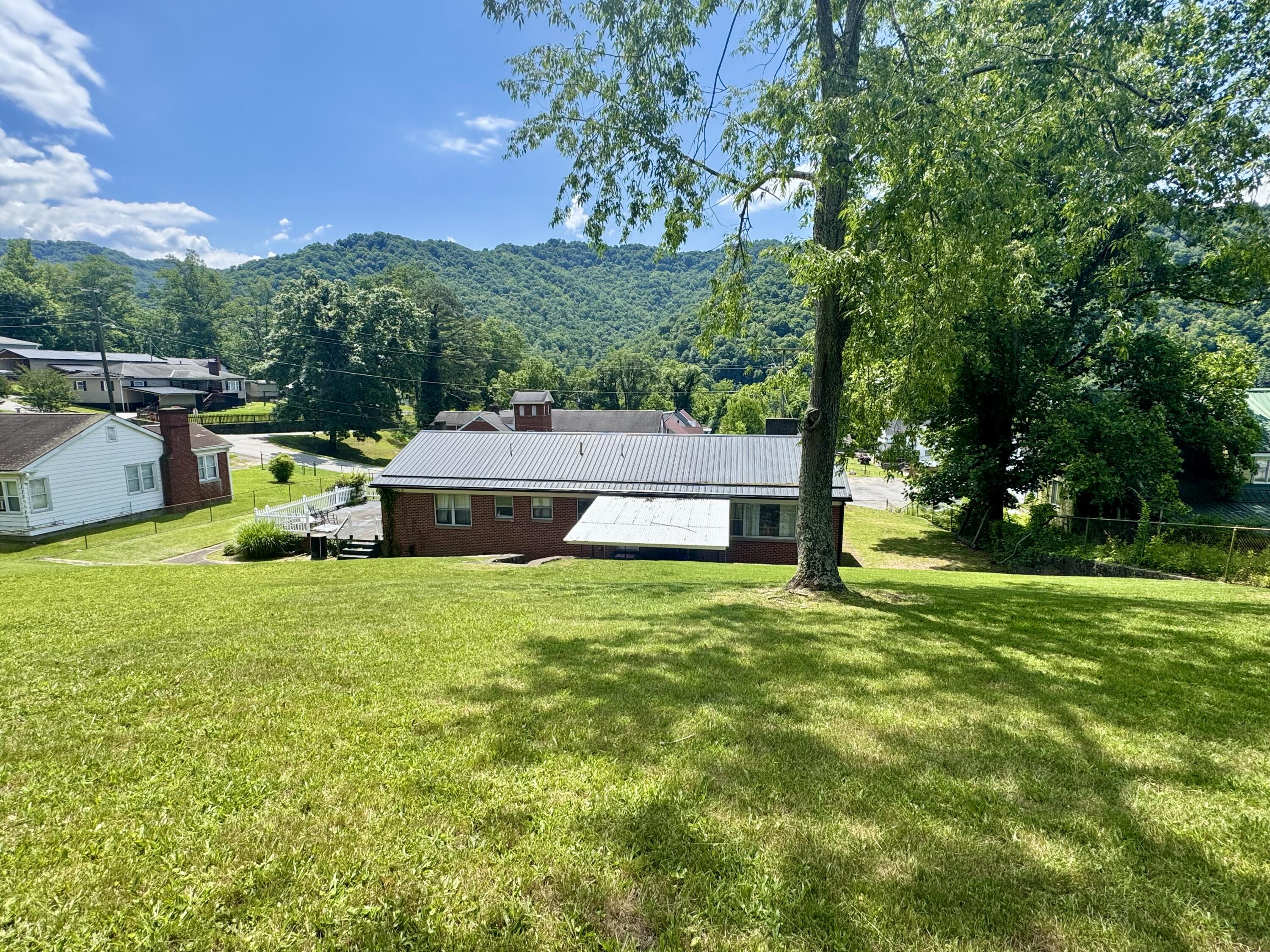 305 Riverview Dr