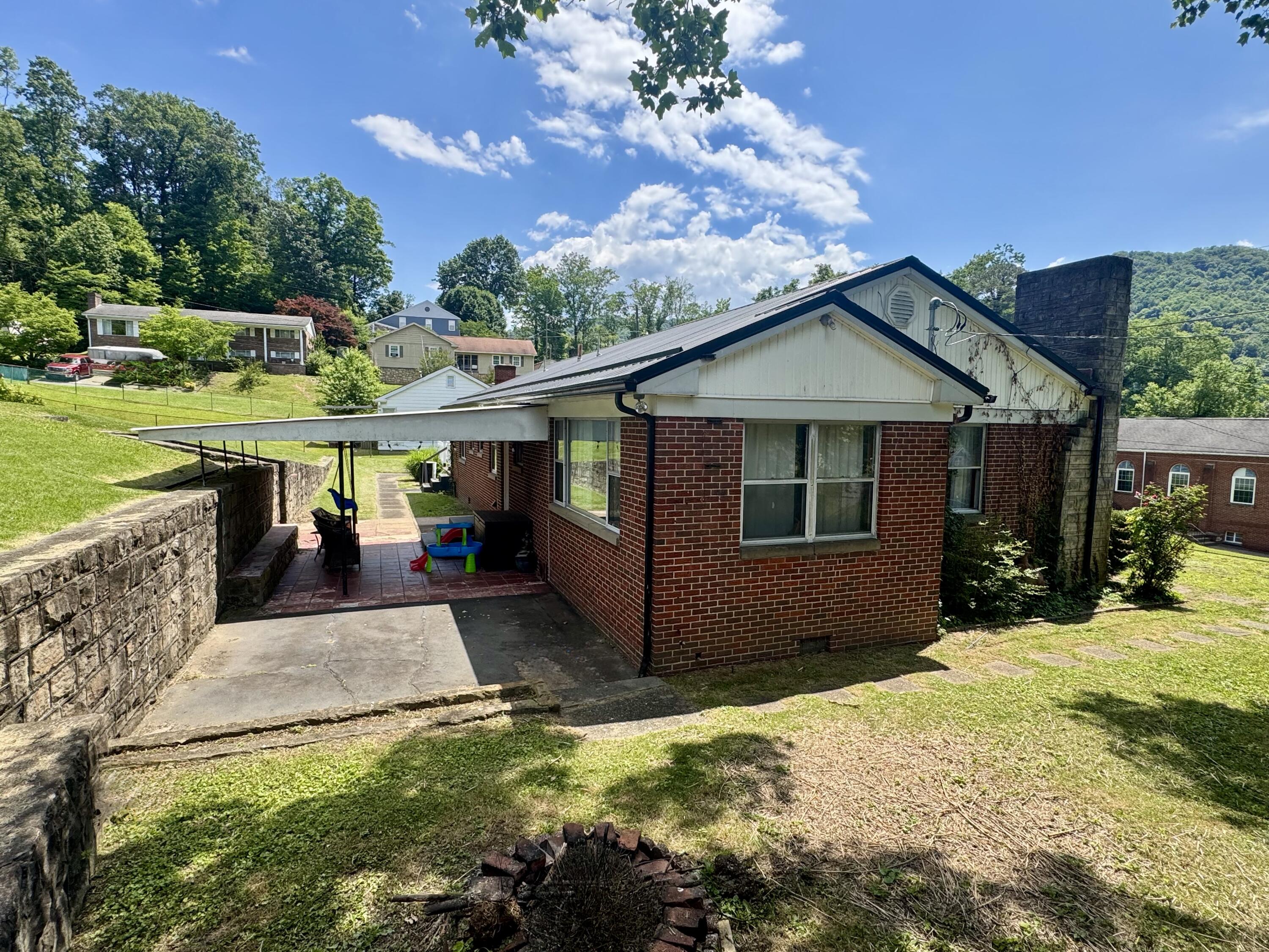 305 Riverview Dr