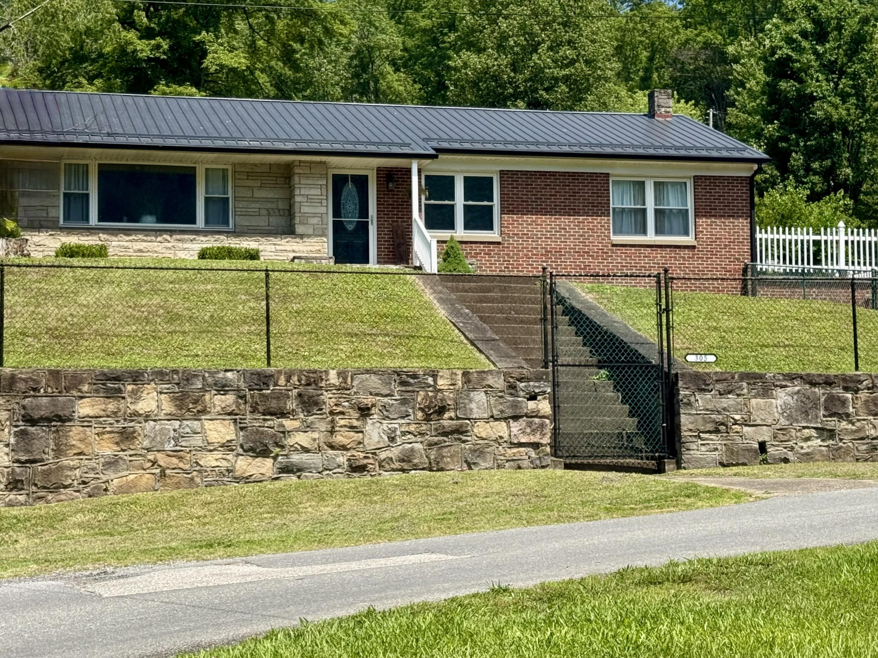 305 Riverview Dr