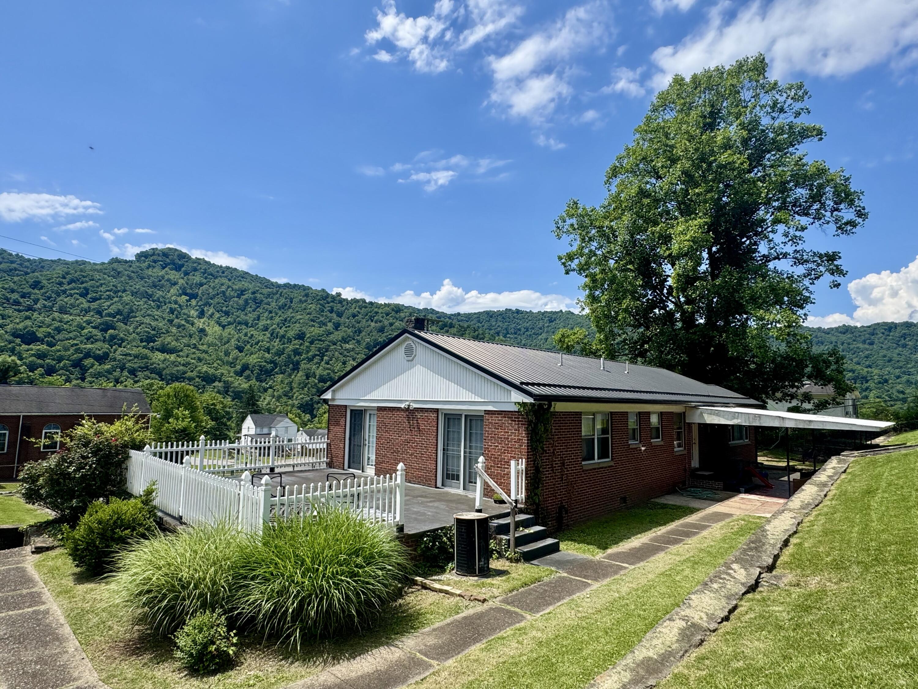 305 Riverview Dr