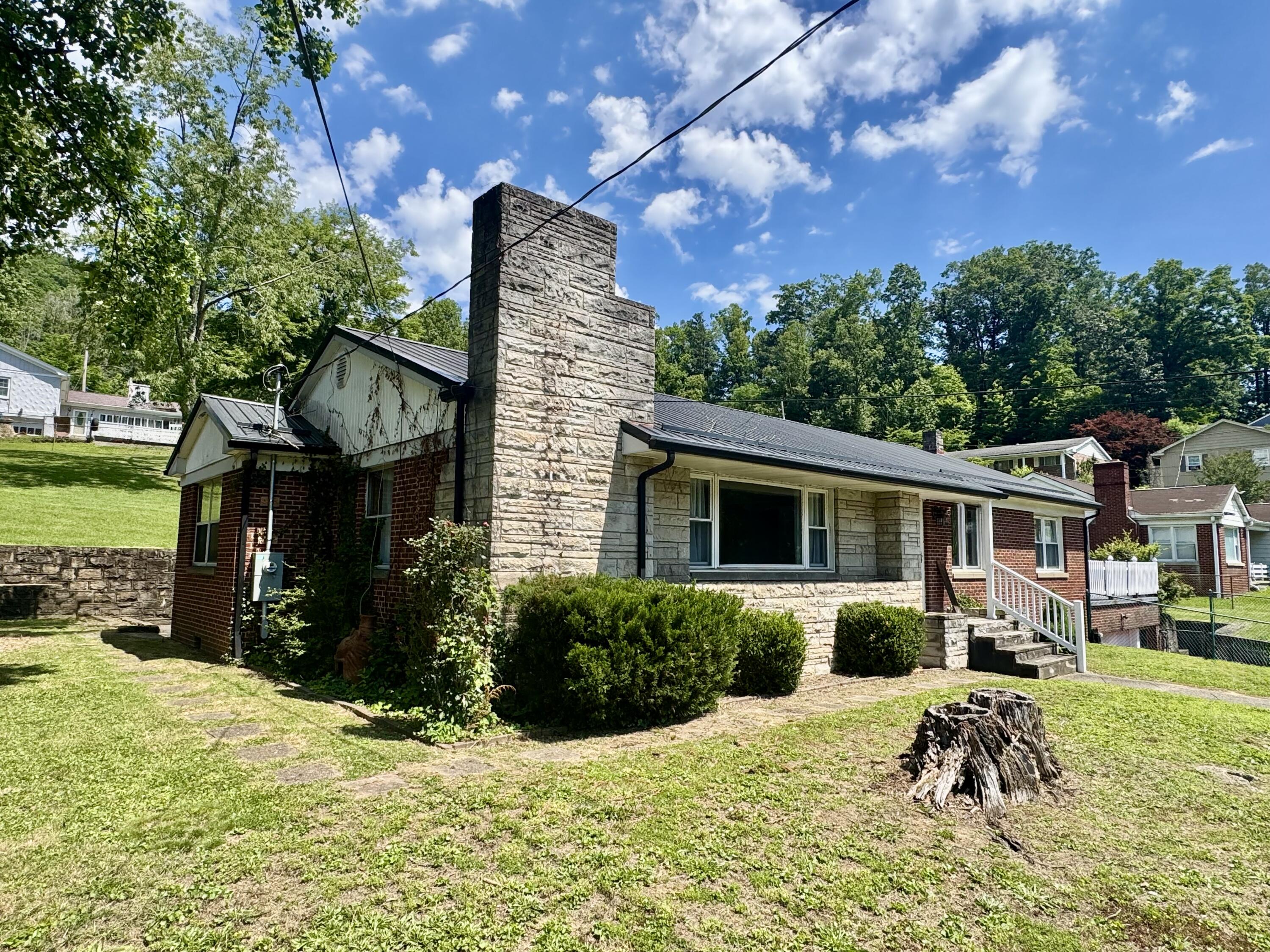305 Riverview Dr