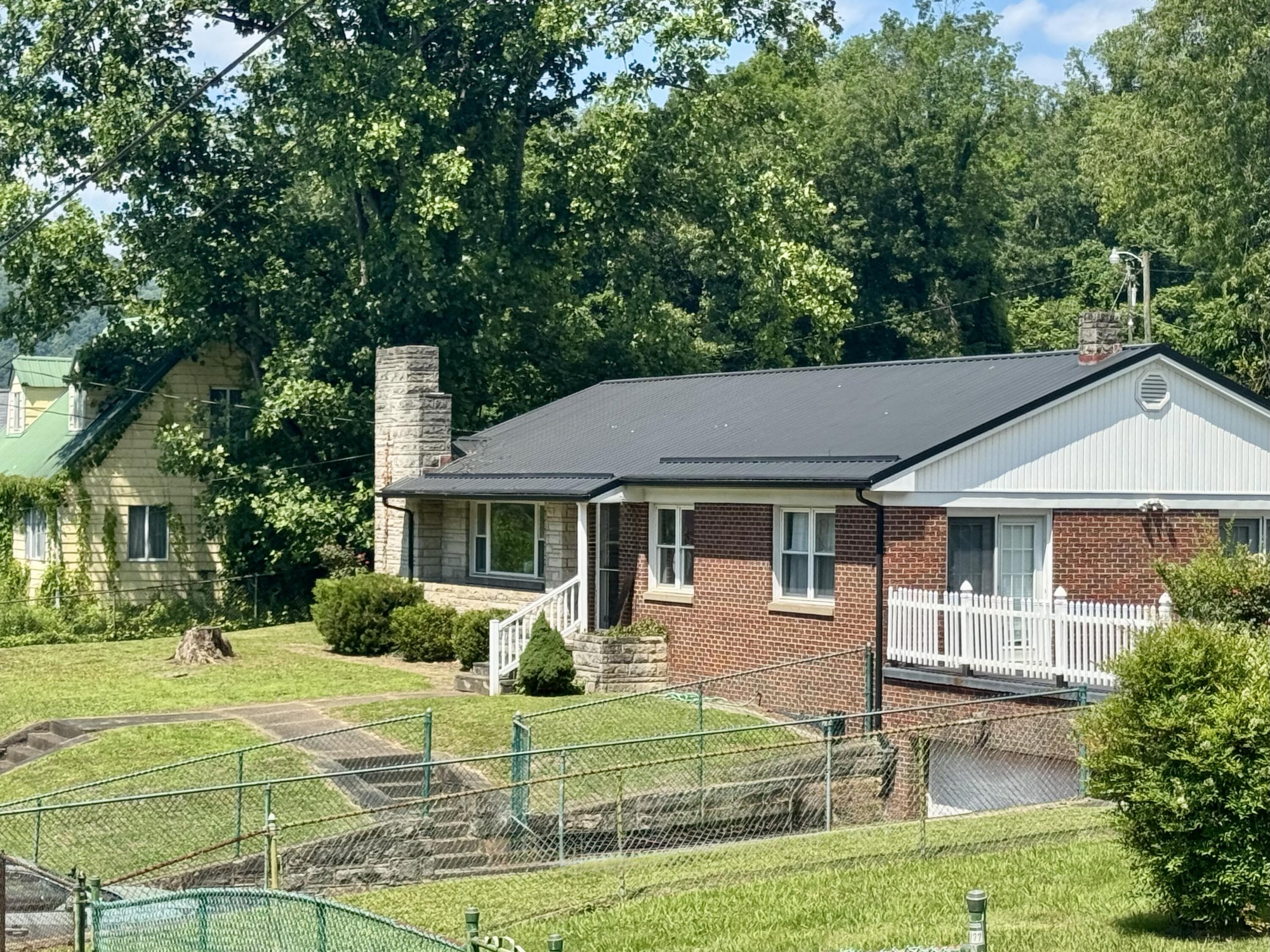 305 Riverview Dr