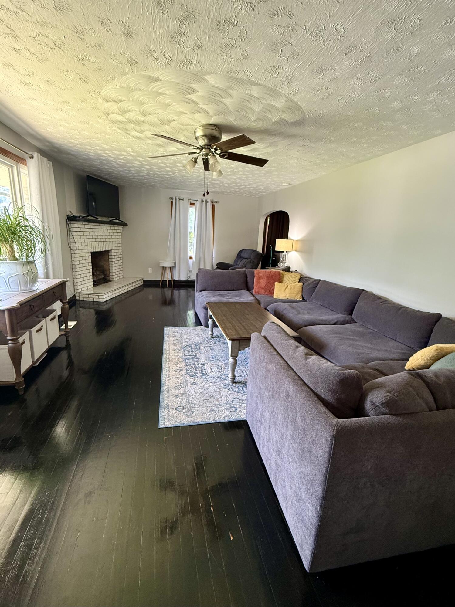 305 Riverview Dr