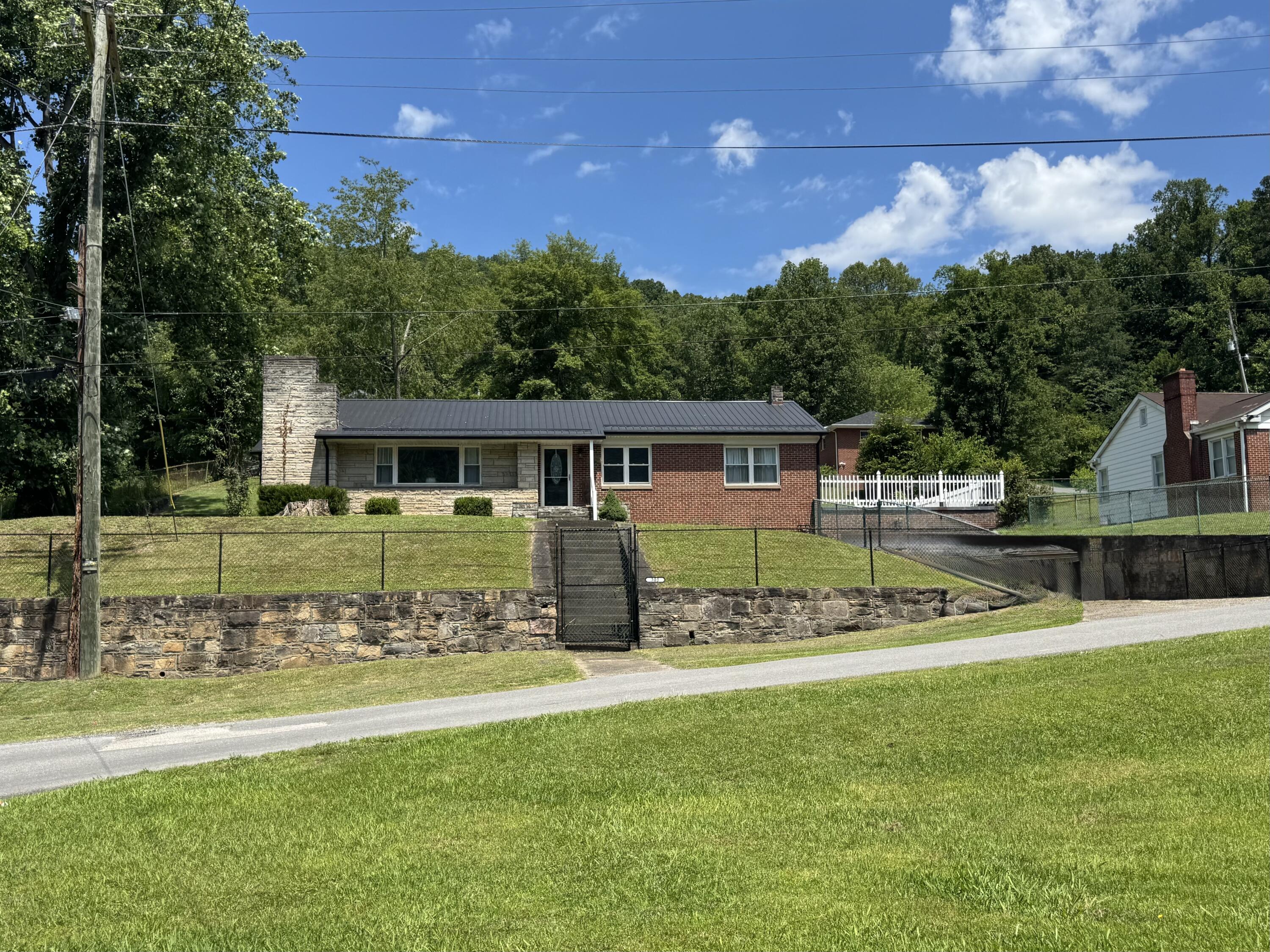 305 Riverview Dr