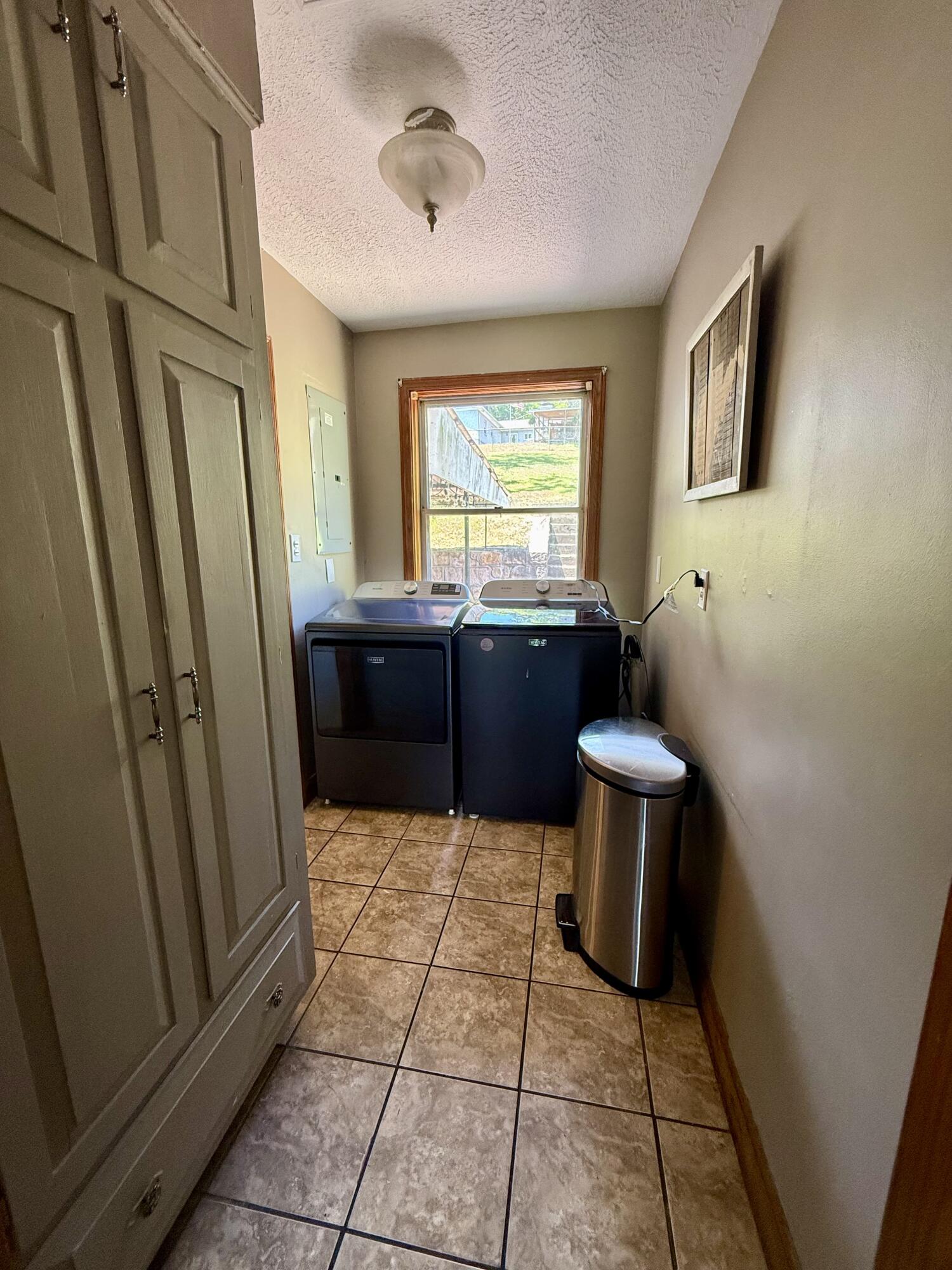 305 Riverview Dr