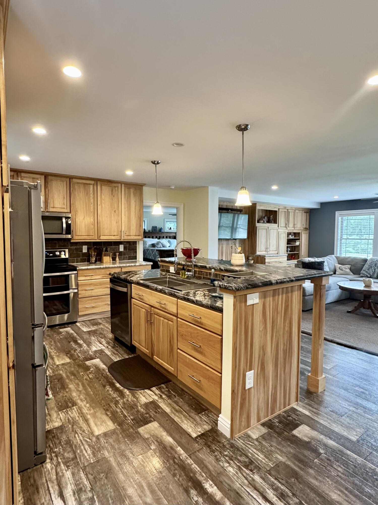 456 Riverside Dr