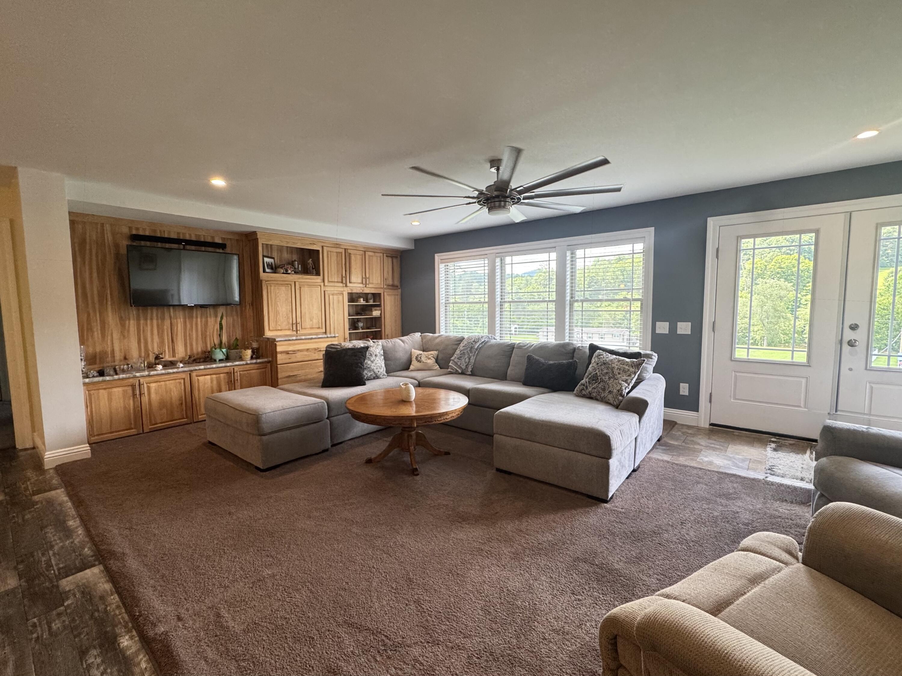 456 Riverside Dr