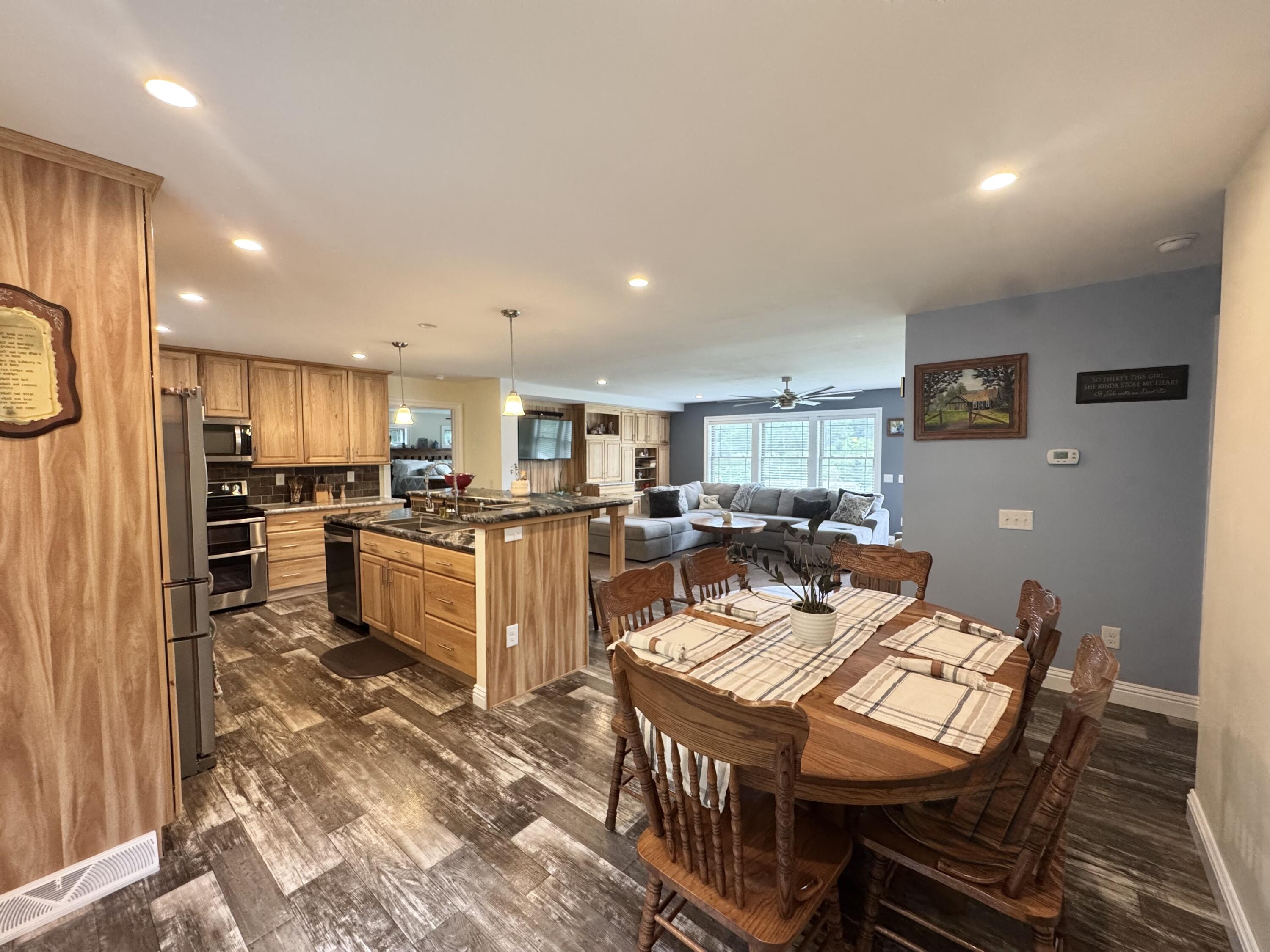 456 Riverside Dr