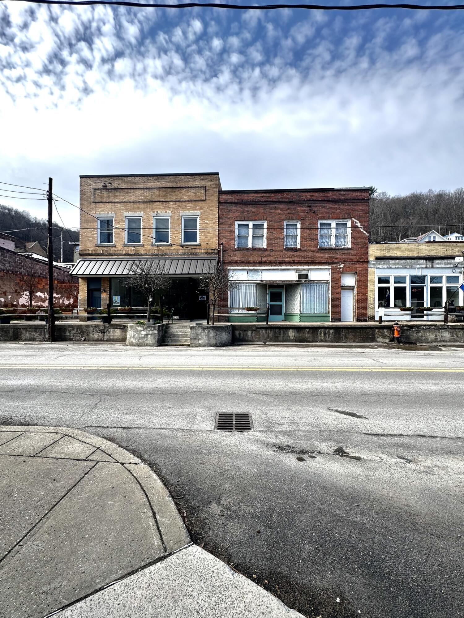 19 E MAIN ST