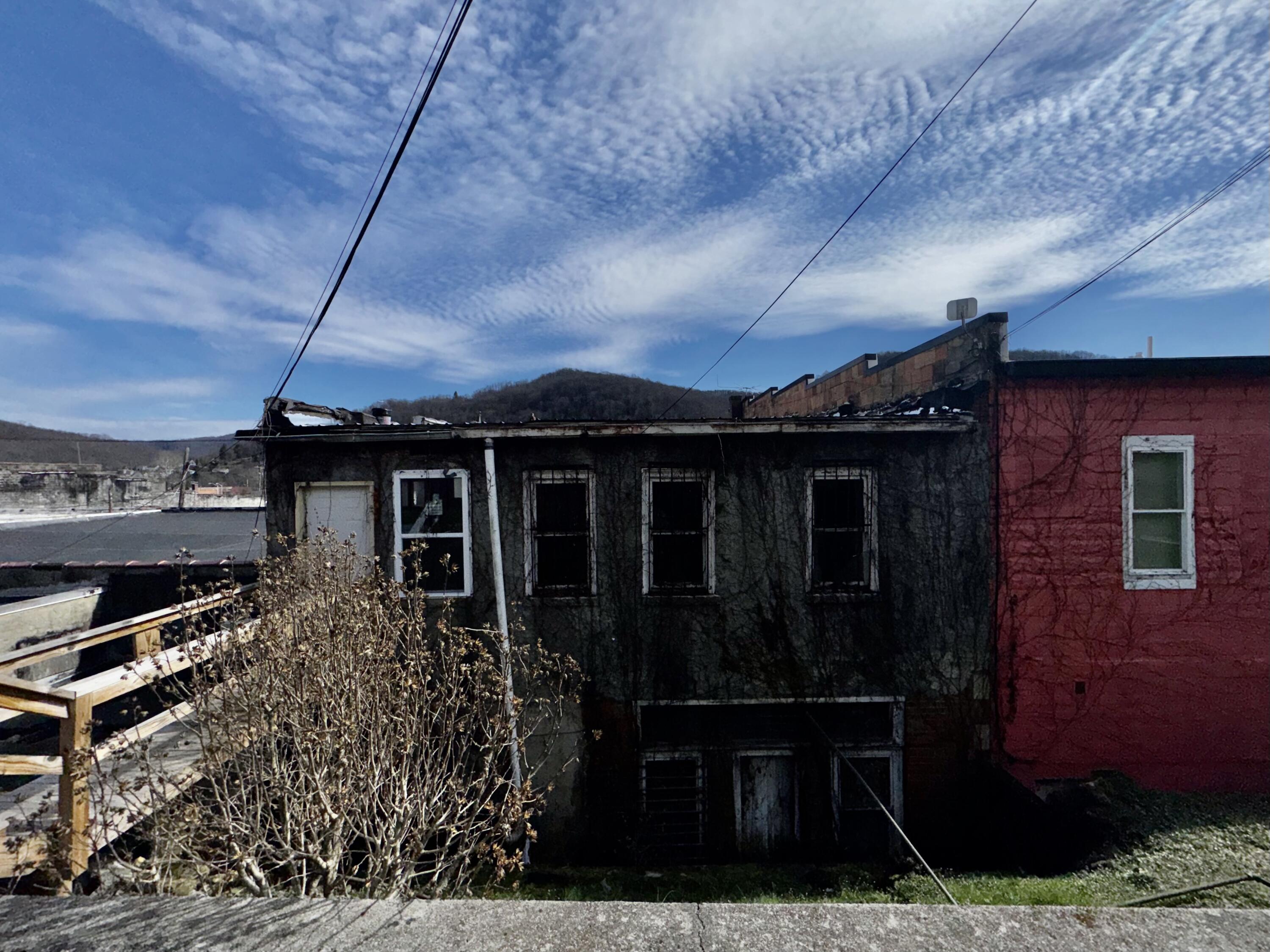 19 E MAIN ST
