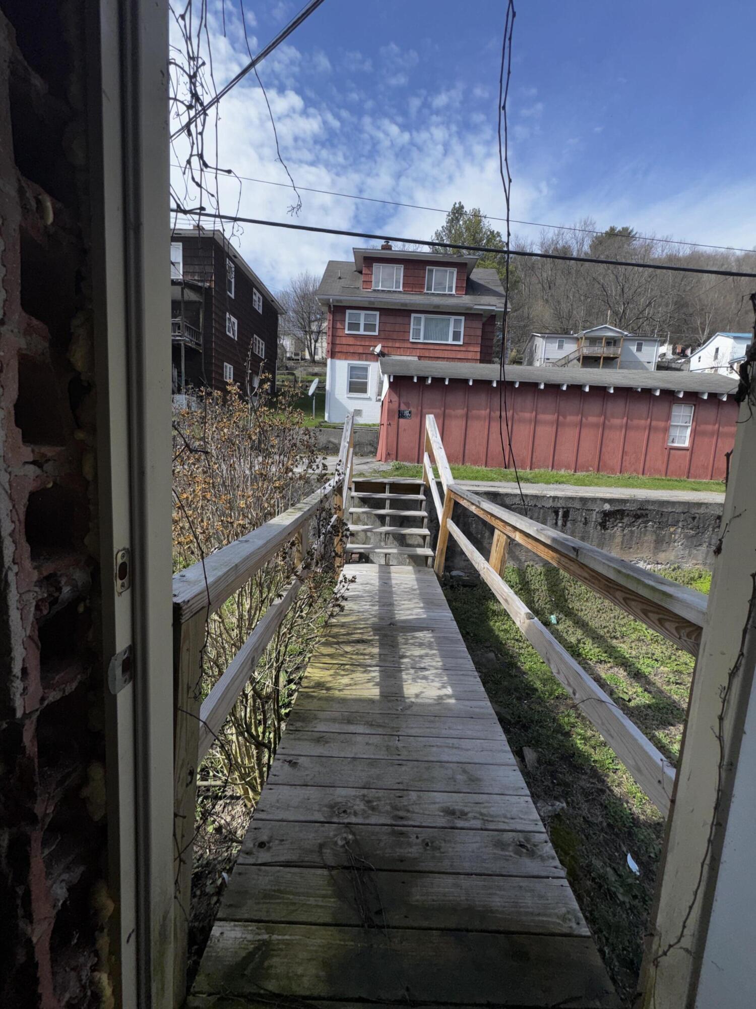 19 E MAIN ST