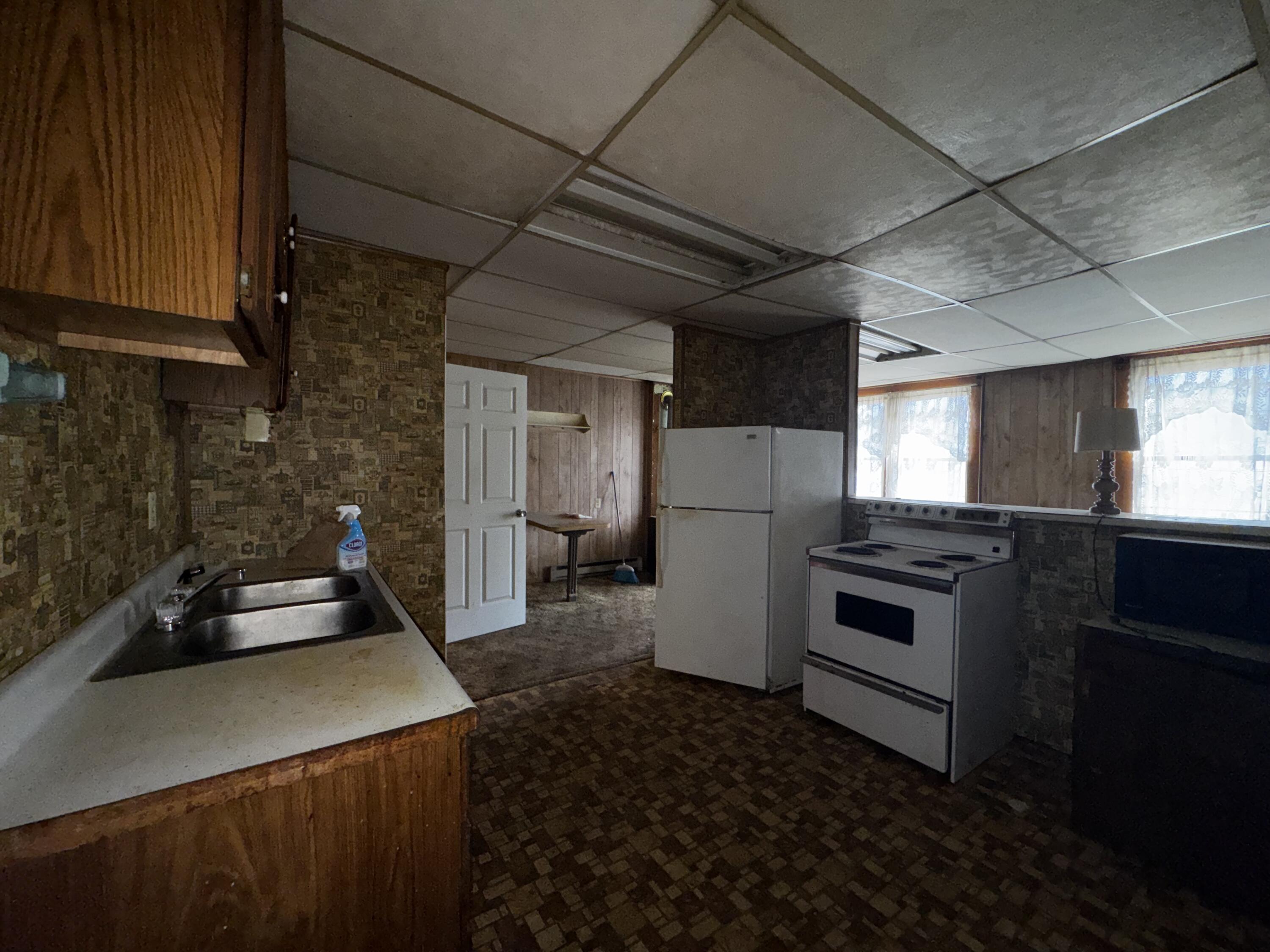 19 E MAIN ST