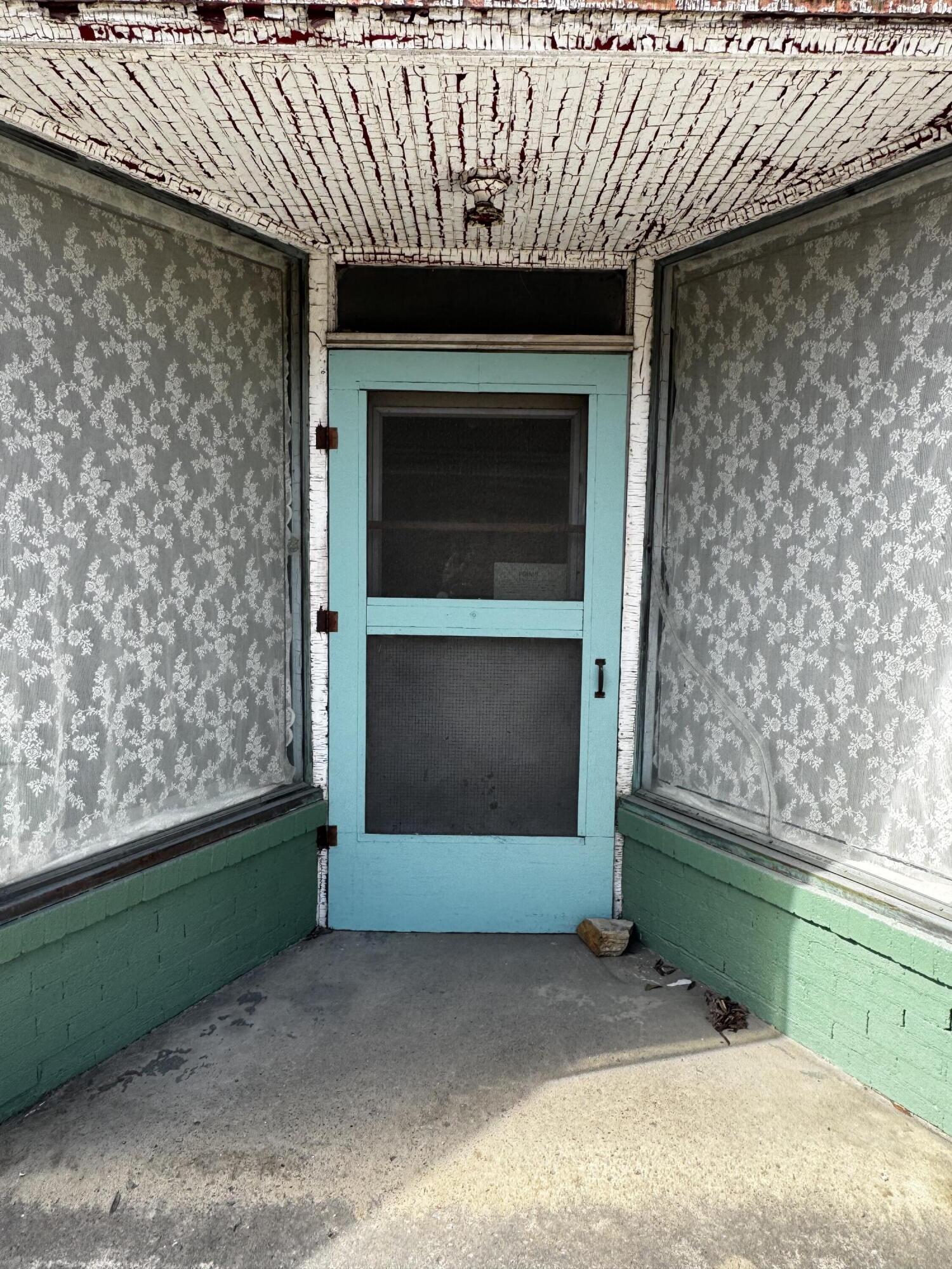 19 E MAIN ST